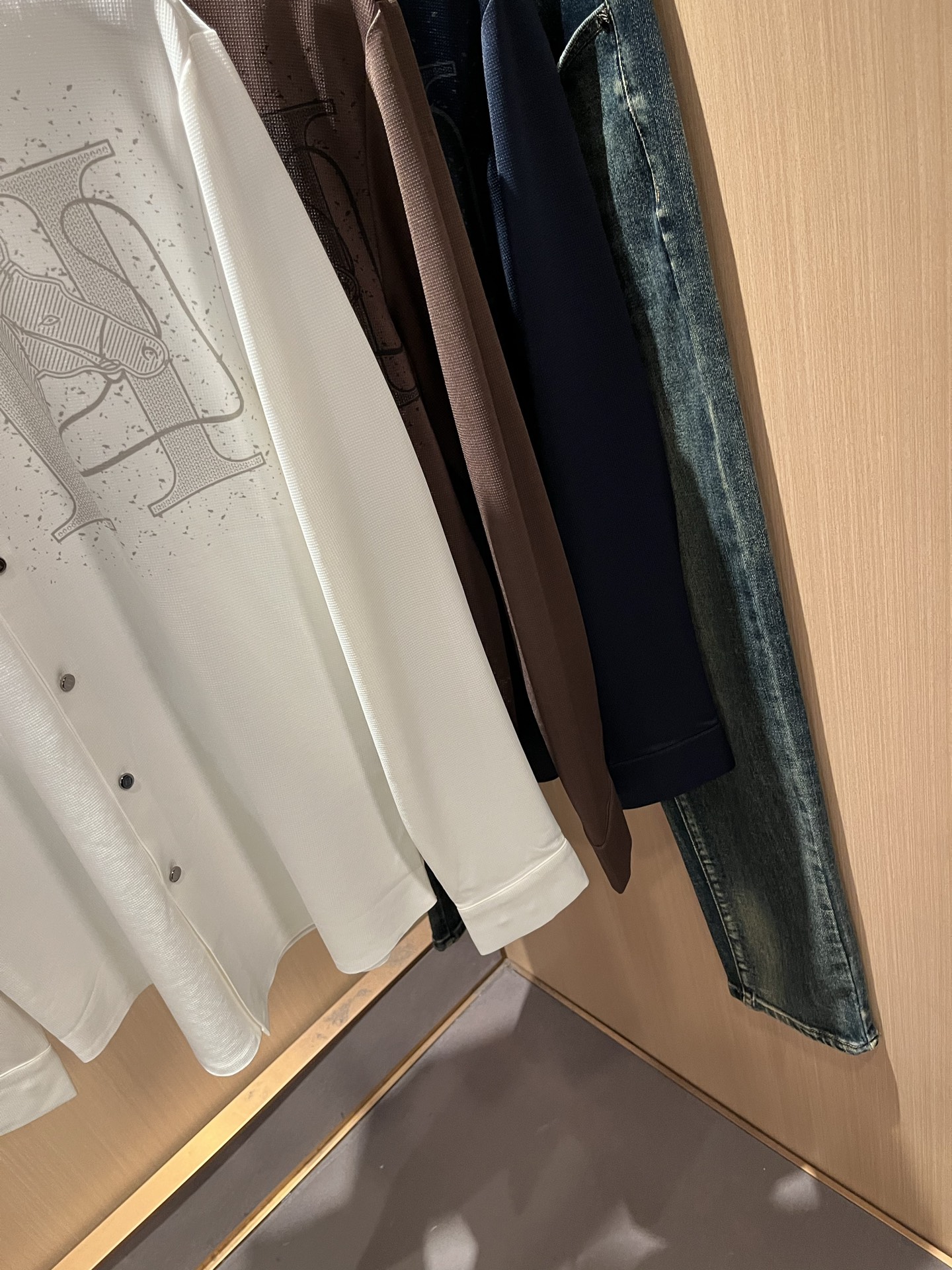 HERM*S爱*仕 2025秋冬高端时尚长袖衬衣，海外贸易公司渠道订单 ！上海恒隆店在售！高级、简约，工