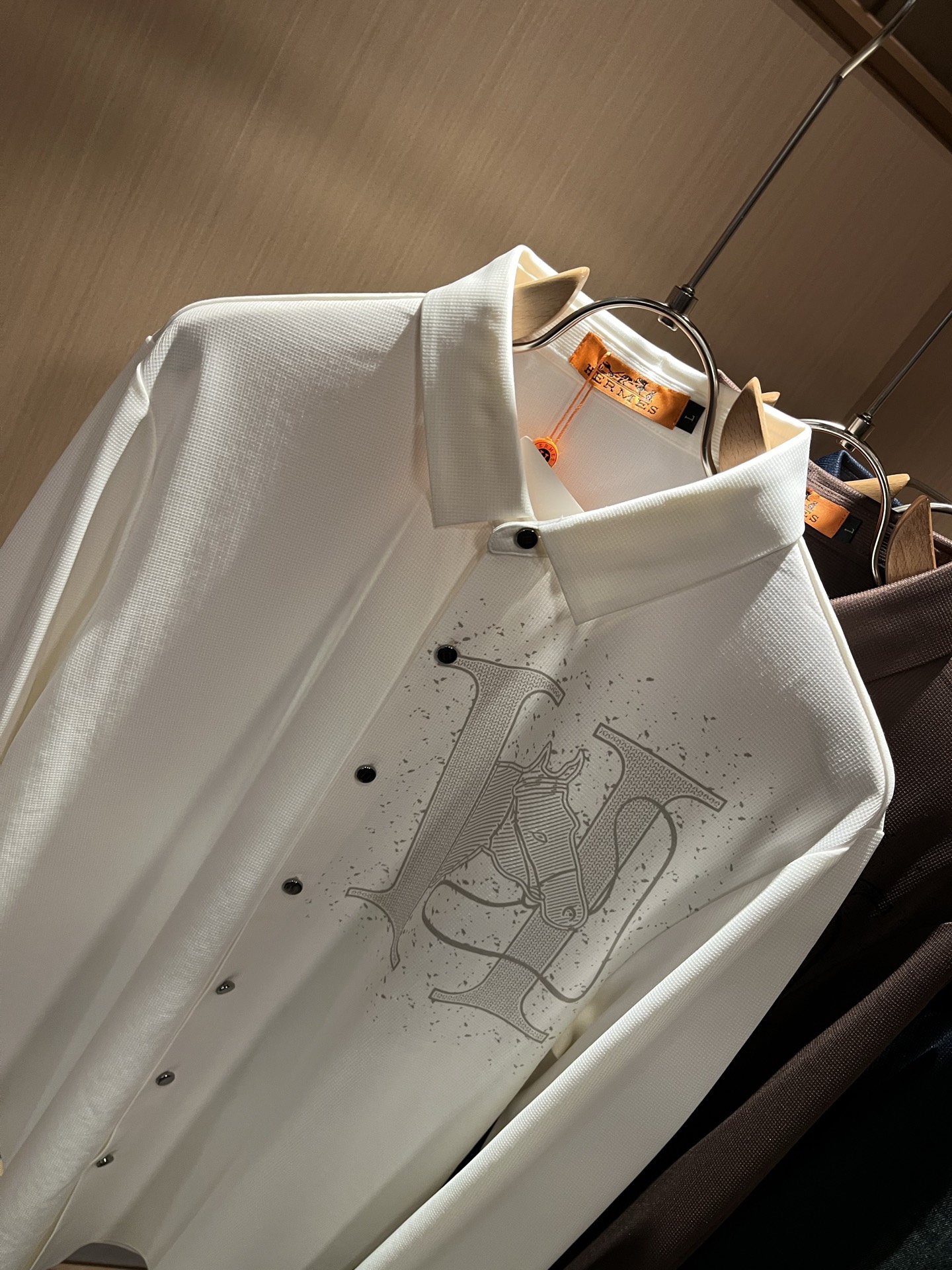 HERM*S爱*仕 2025秋冬高端时尚长袖衬衣，海外贸易公司渠道订单 ！上海恒隆店在售！高级、简约，工