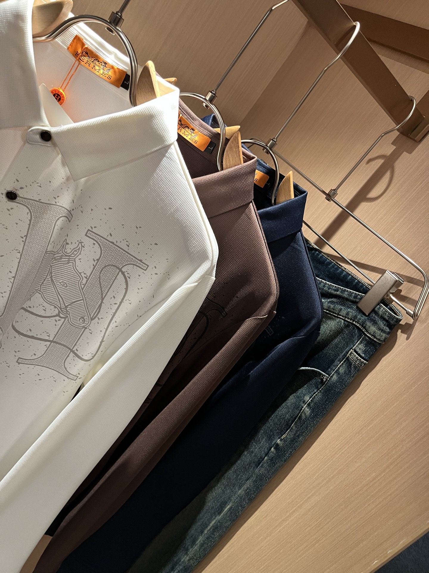 HERM*S爱*仕 2025秋冬高端时尚长袖衬衣，海外贸易公司渠道订单 ！上海恒隆店在售！高级、简约，工