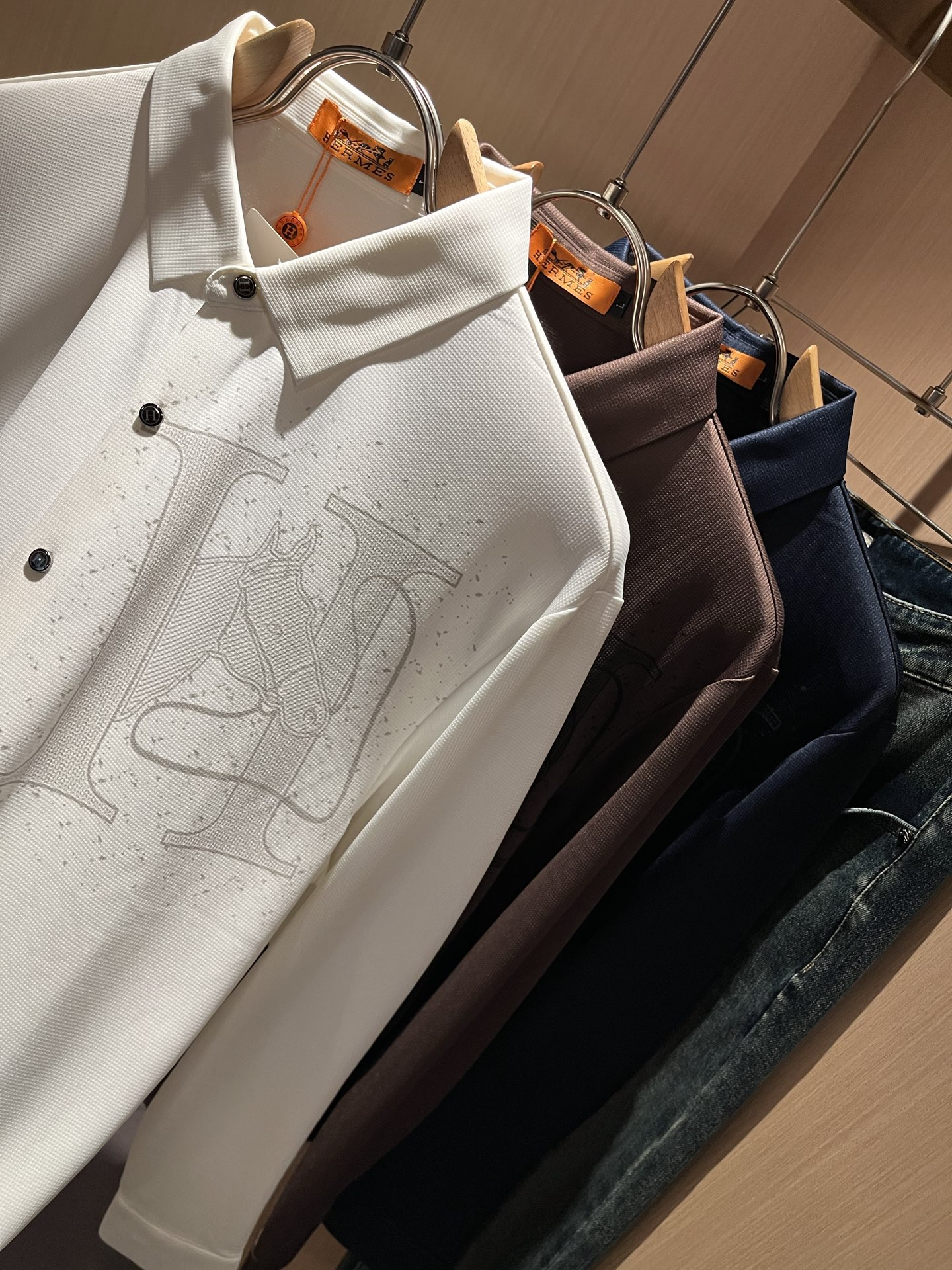 HERM*S爱*仕 2025秋冬高端时尚长袖衬衣，海外贸易公司渠道订单 ！上海恒隆店在售！高级、简约，工