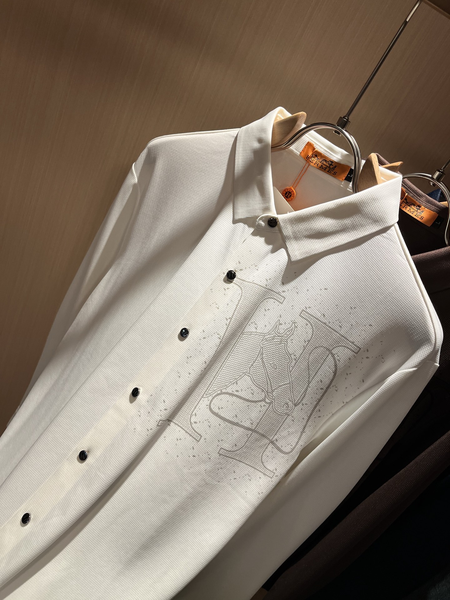 HERM*S爱*仕 2025秋冬高端时尚长袖衬衣，海外贸易公司渠道订单 ！上海恒隆店在售！高级、简约，工