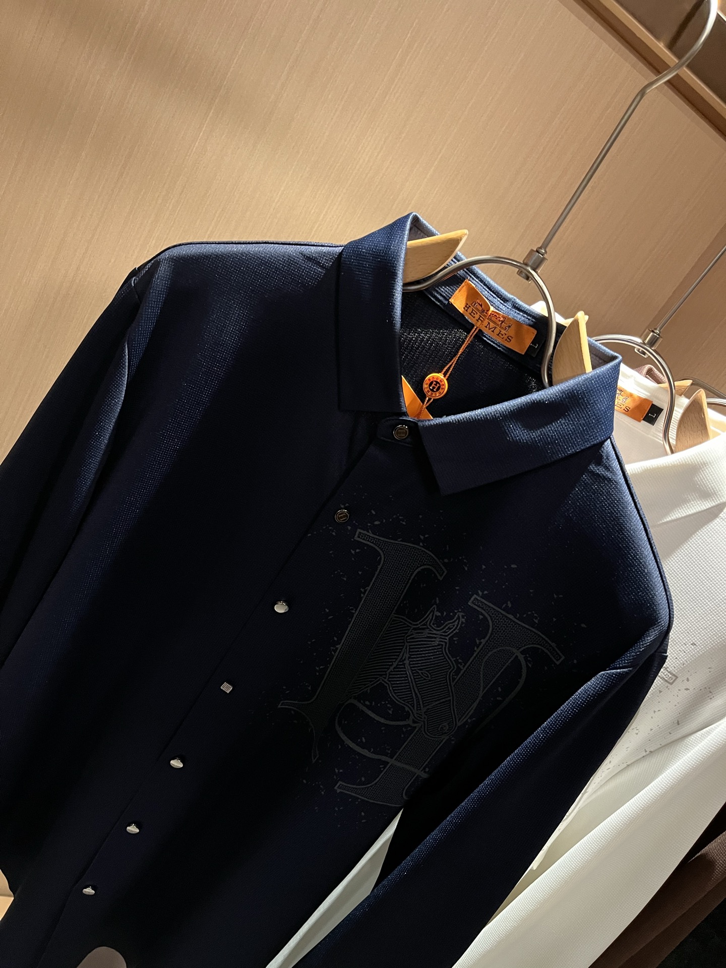 HERM*S爱*仕 2025秋冬高端时尚长袖衬衣，海外贸易公司渠道订单 ！上海恒隆店在售！高级、简约，工