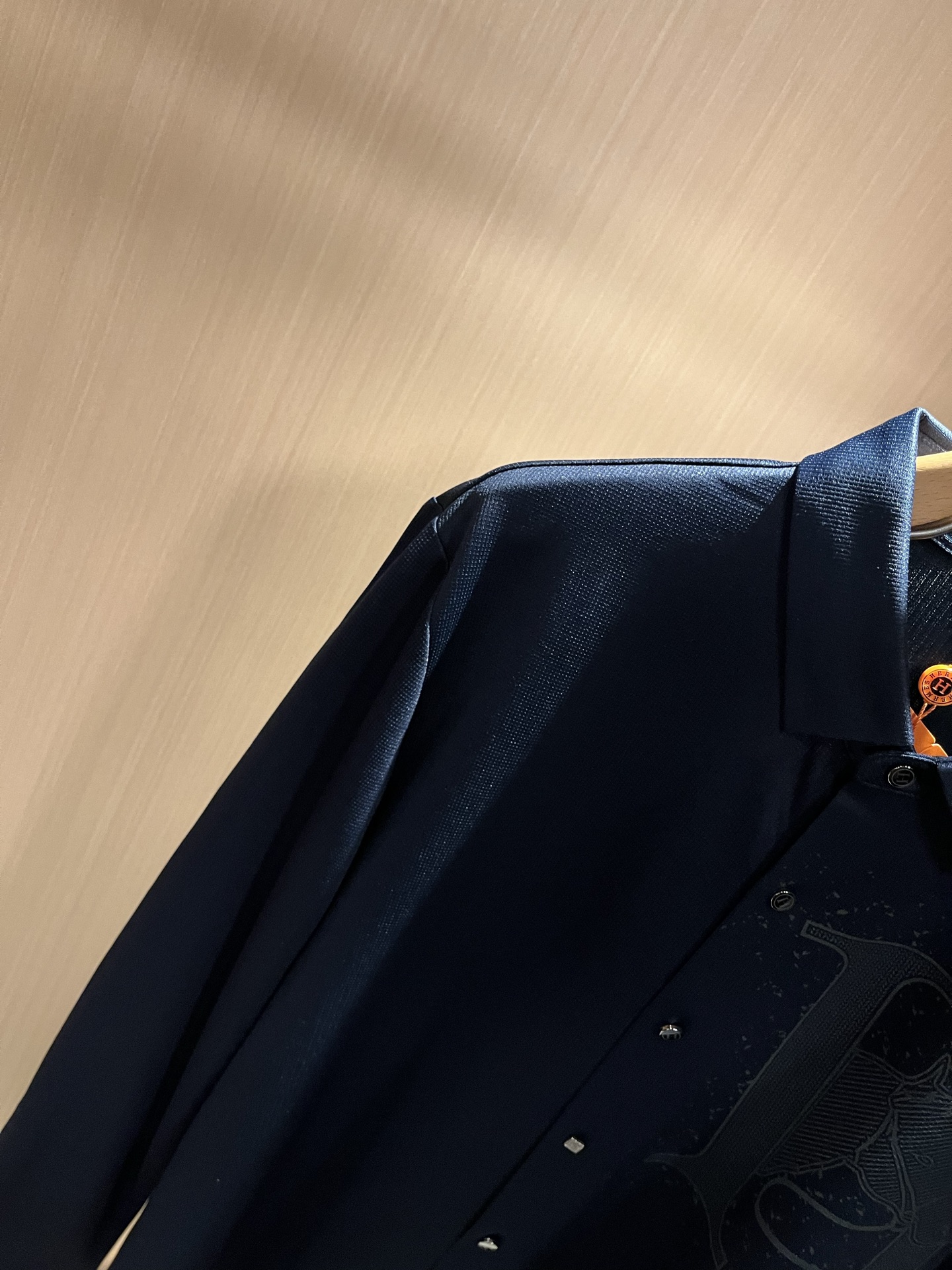 HERM*S爱*仕 2025秋冬高端时尚长袖衬衣，海外贸易公司渠道订单 ！上海恒隆店在售！高级、简约，工