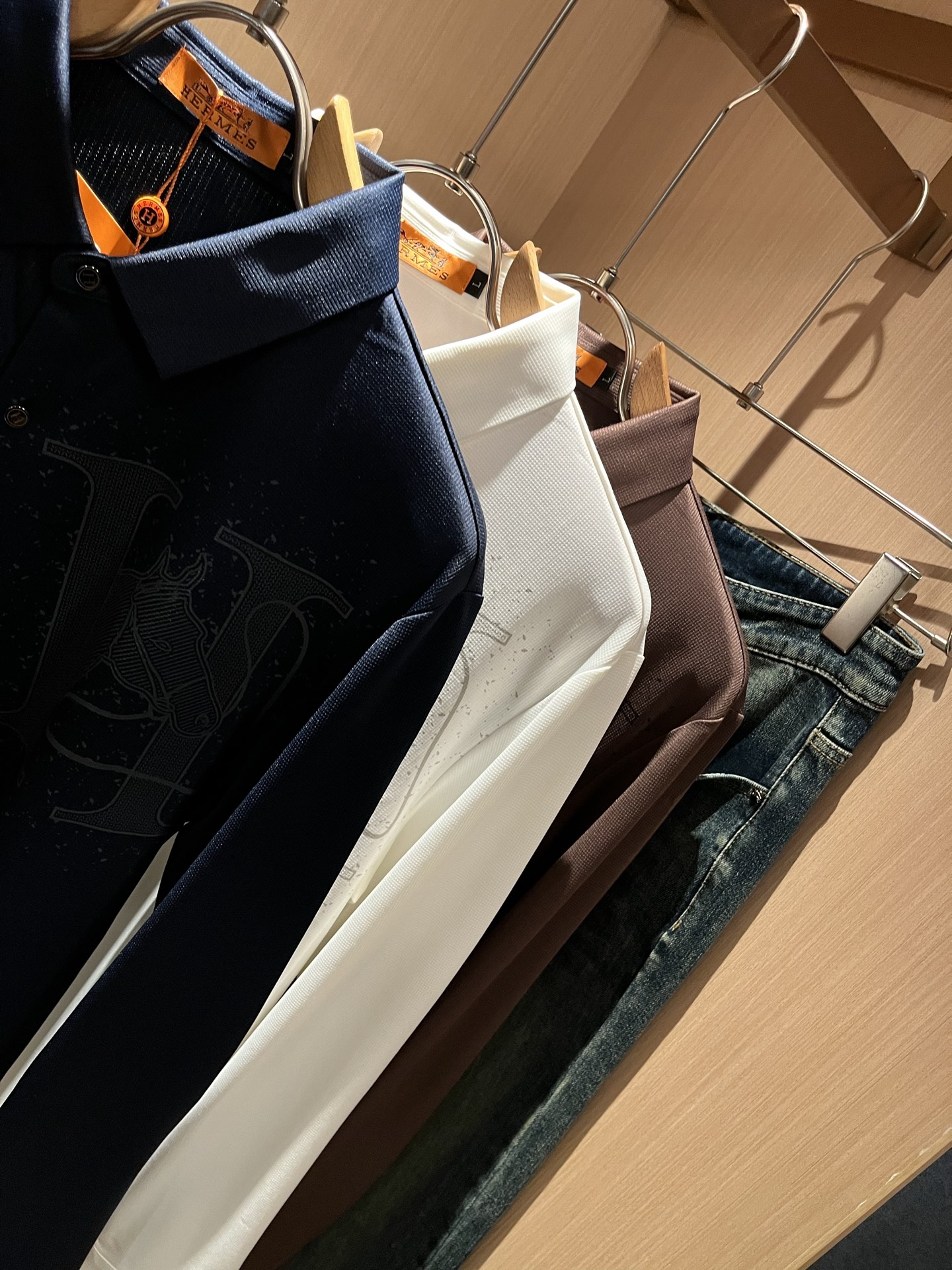 HERM*S爱*仕 2025秋冬高端时尚长袖衬衣，海外贸易公司渠道订单 ！上海恒隆店在售！高级、简约，工