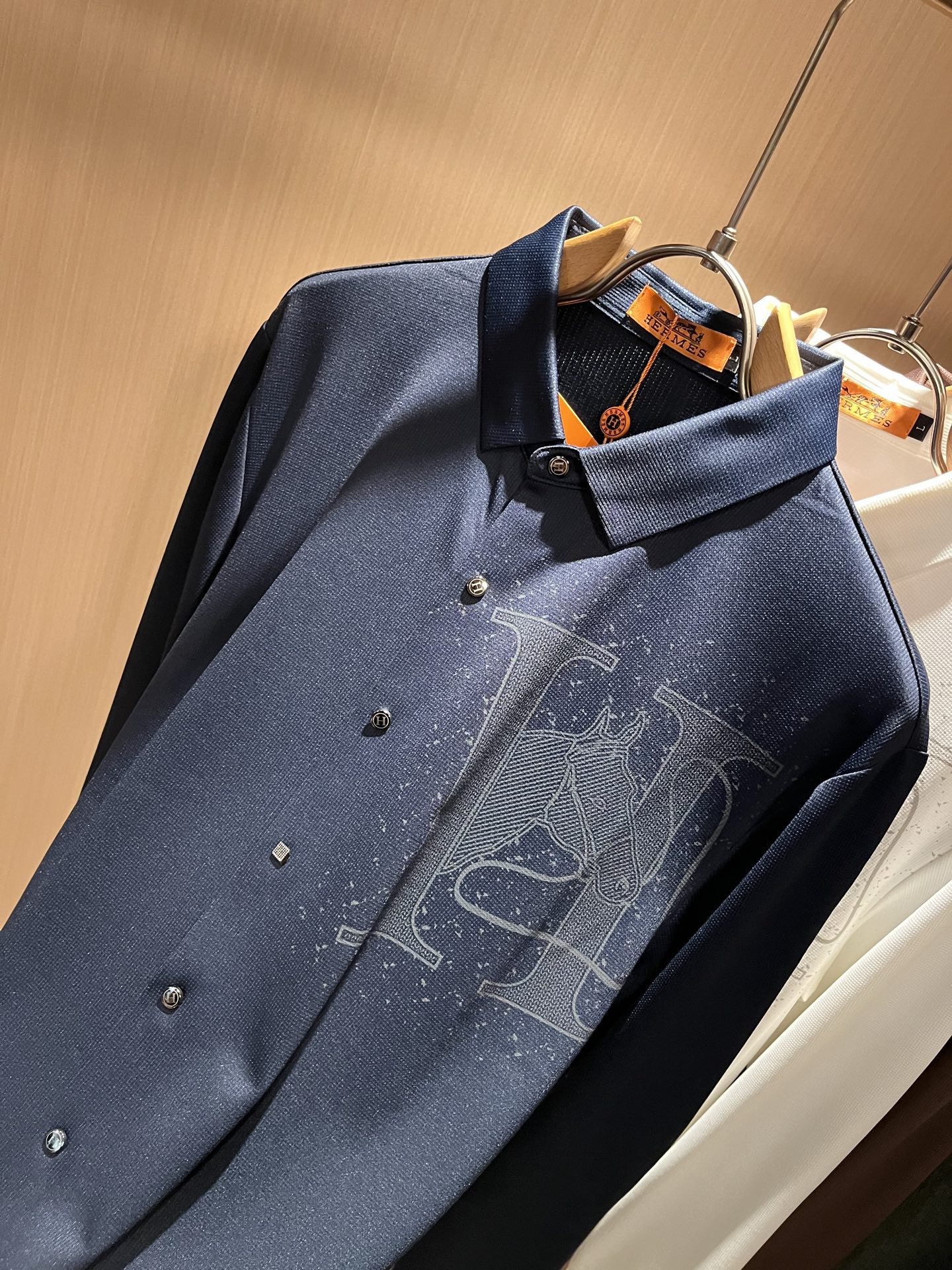 HERM*S爱*仕 2025秋冬高端时尚长袖衬衣，海外贸易公司渠道订单 ！上海恒隆店在售！高级、简约，工