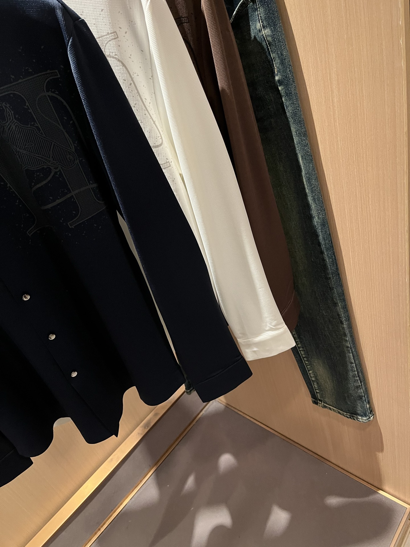 HERM*S爱*仕 2025秋冬高端时尚长袖衬衣，海外贸易公司渠道订单 ！上海恒隆店在售！高级、简约，工