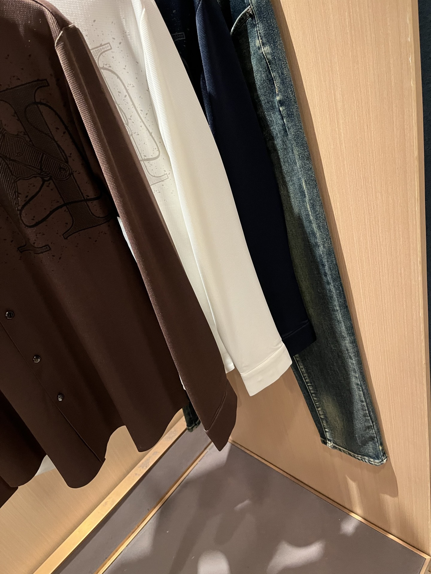 HERM*S爱*仕 2025秋冬高端时尚长袖衬衣，海外贸易公司渠道订单 ！上海恒隆店在售！高级、简约，工