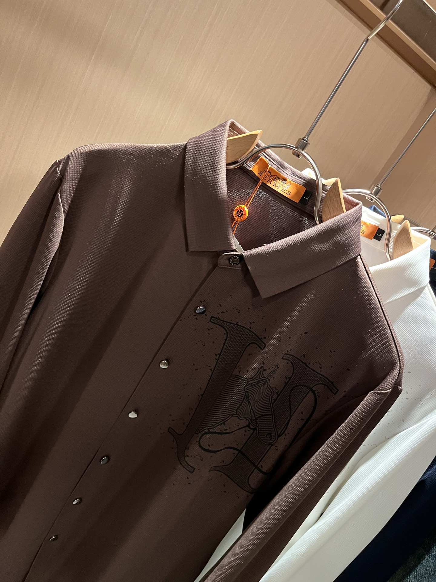 HERM*S爱*仕 2025秋冬高端时尚长袖衬衣，海外贸易公司渠道订单 ！上海恒隆店在售！高级、简约，工