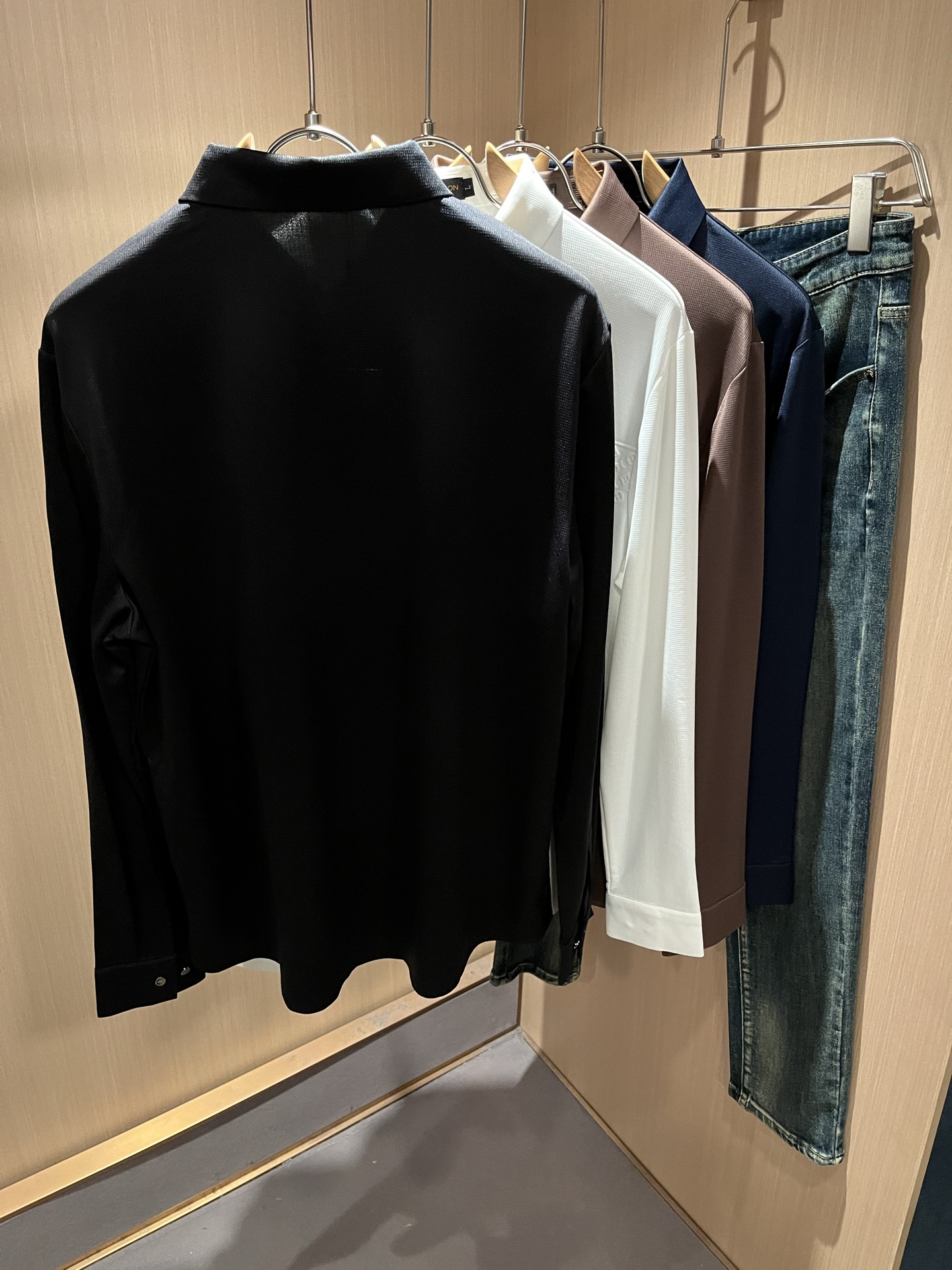 LouisVuitt*路易*登 2025秋冬新品最新男士轻商务翻领衬衣，独一无二面料无痕无触感！！胸前压