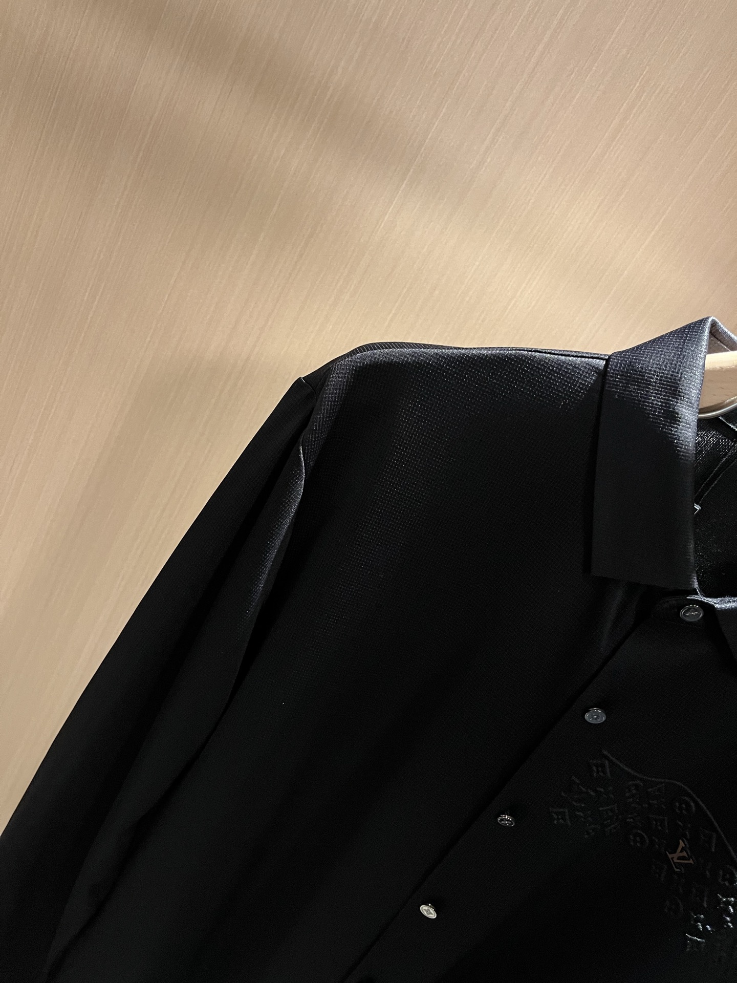 LouisVuitt*路易*登 2025秋冬新品最新男士轻商务翻领衬衣，独一无二面料无痕无触感！！胸前压