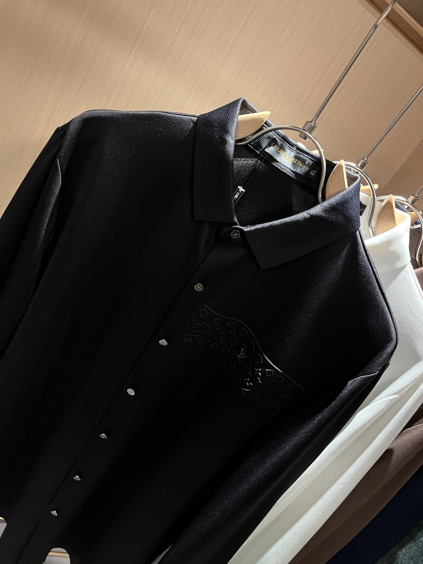 LouisVuitt*路易*登 2025秋冬新品最新男士轻商务翻领衬衣，独一无二面料无痕无触感！！胸前压