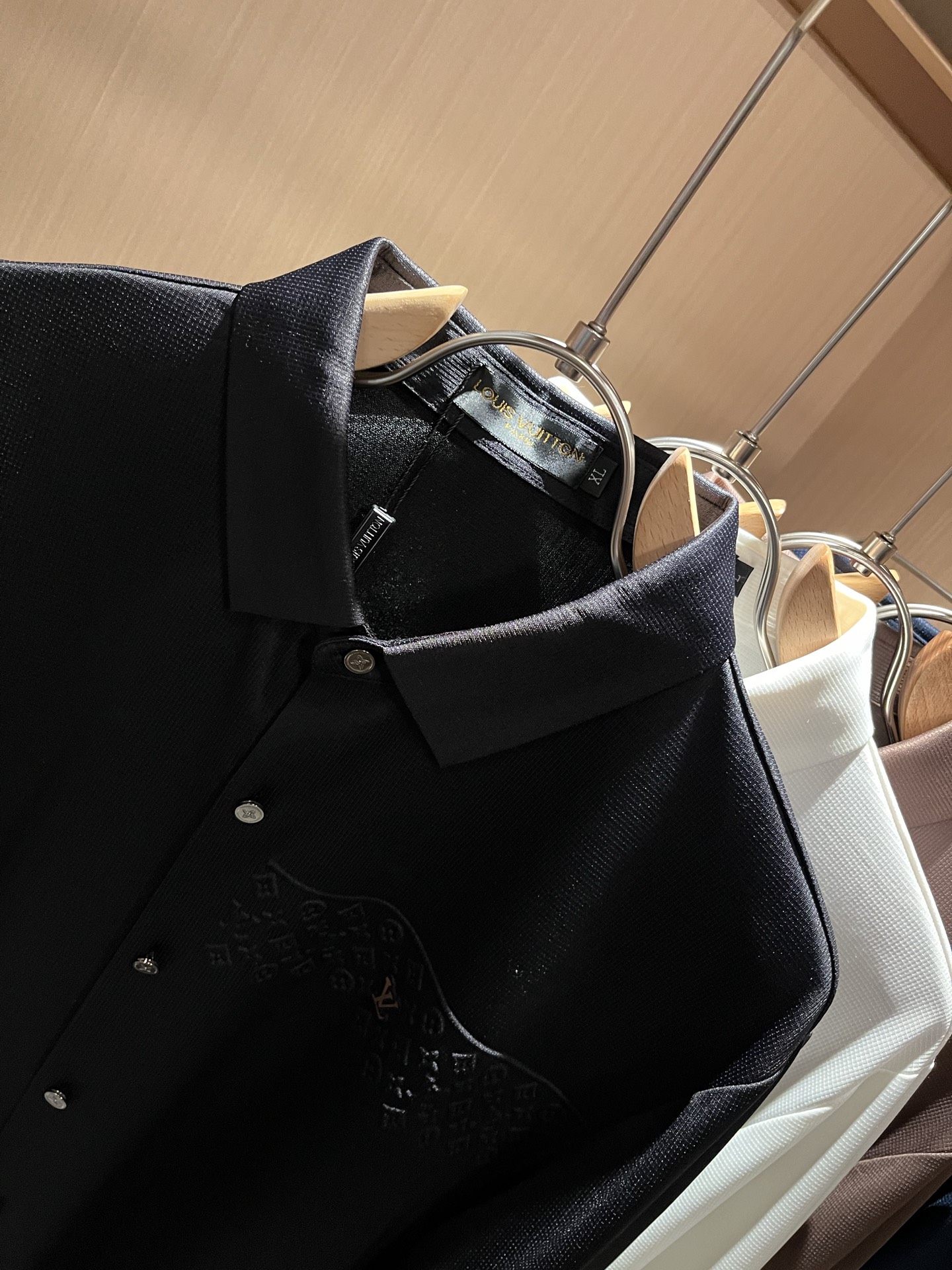 LouisVuitt*路易*登 2025秋冬新品最新男士轻商务翻领衬衣，独一无二面料无痕无触感！！胸前压