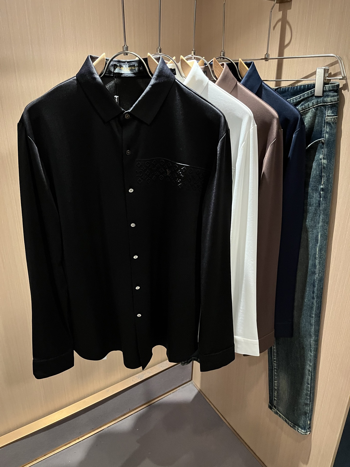 LouisVuitt*路易*登 2025秋冬新品最新男士轻商务翻领衬衣，独一无二面料无痕无触感！！胸前压