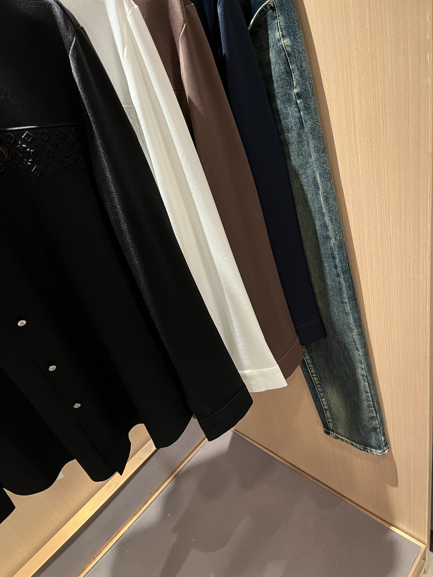 LouisVuitt*路易*登 2025秋冬新品最新男士轻商务翻领衬衣，独一无二面料无痕无触感！！胸前压