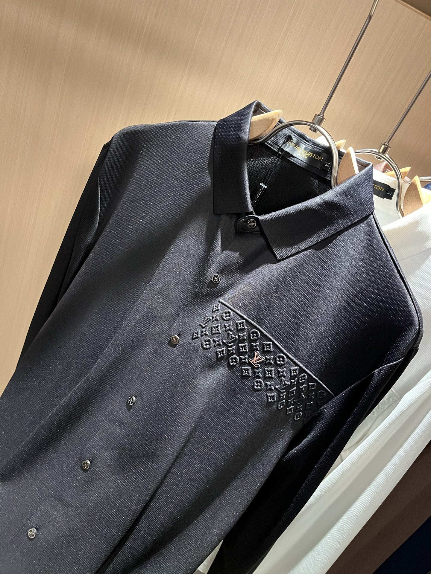 LouisVuitt*路易*登 2025秋冬新品最新男士轻商务翻领衬衣，独一无二面料无痕无触感！！胸前压