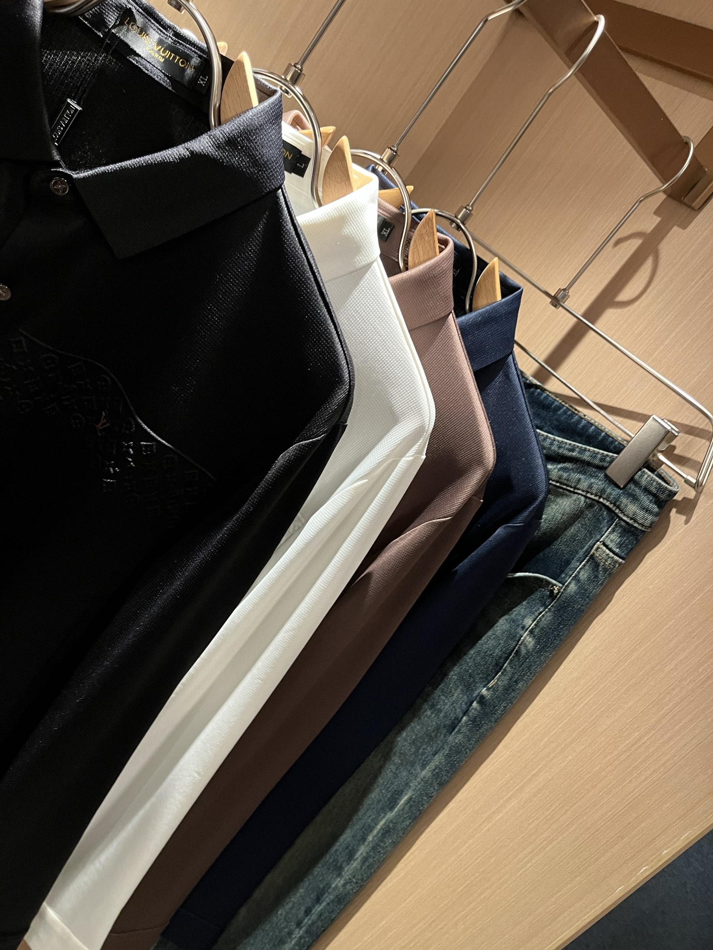 LouisVuitt*路易*登 2025秋冬新品最新男士轻商务翻领衬衣，独一无二面料无痕无触感！！胸前压