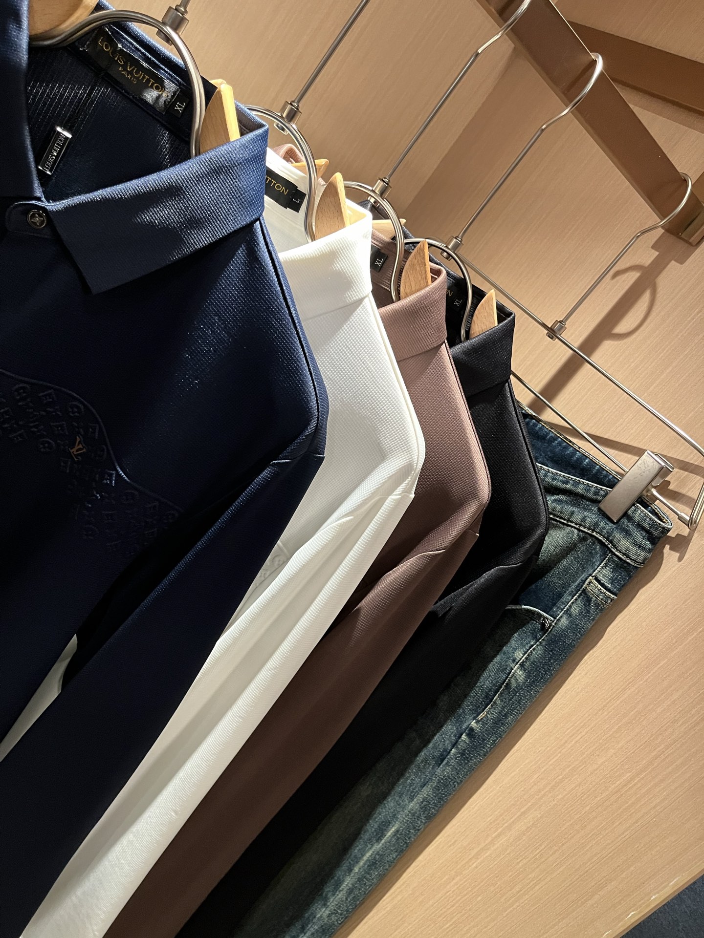 LouisVuitt*路易*登 2025秋冬新品最新男士轻商务翻领衬衣，独一无二面料无痕无触感！！胸前压