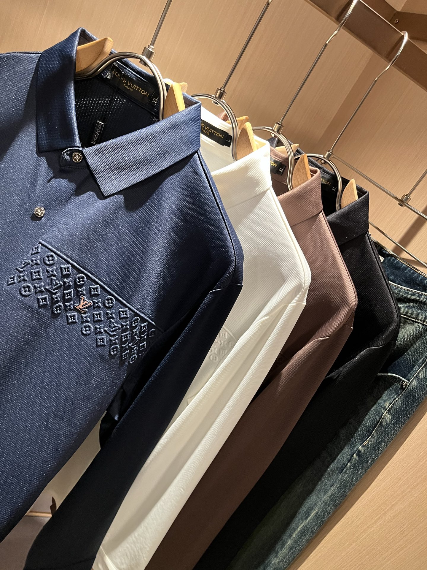 LouisVuitt*路易*登 2025秋冬新品最新男士轻商务翻领衬衣，独一无二面料无痕无触感！！胸前压