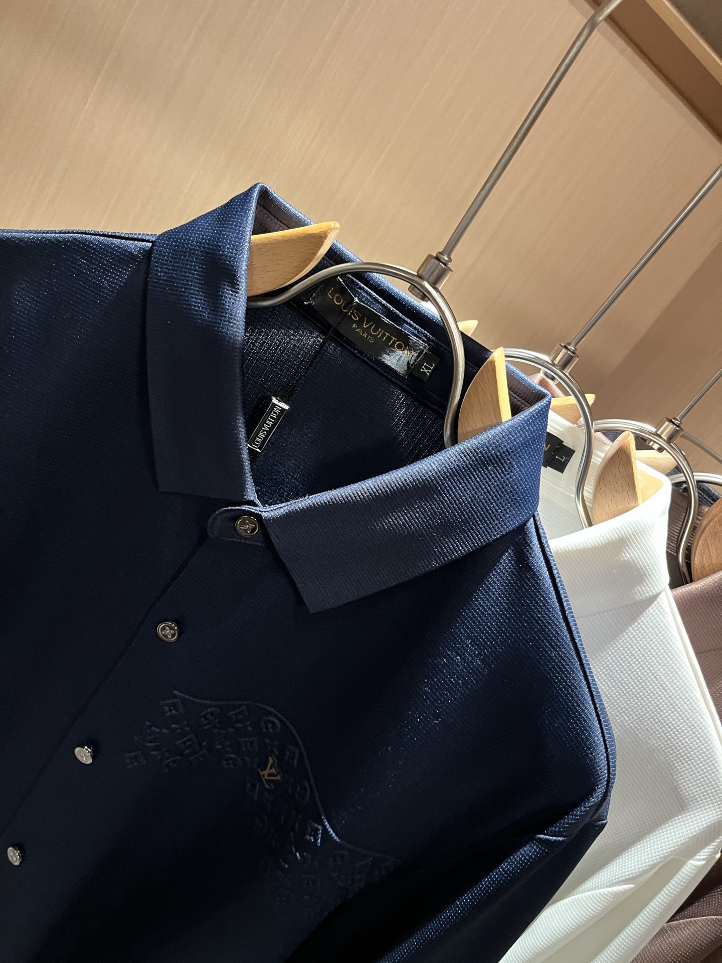 LouisVuitt*路易*登 2025秋冬新品最新男士轻商务翻领衬衣，独一无二面料无痕无触感！！胸前压