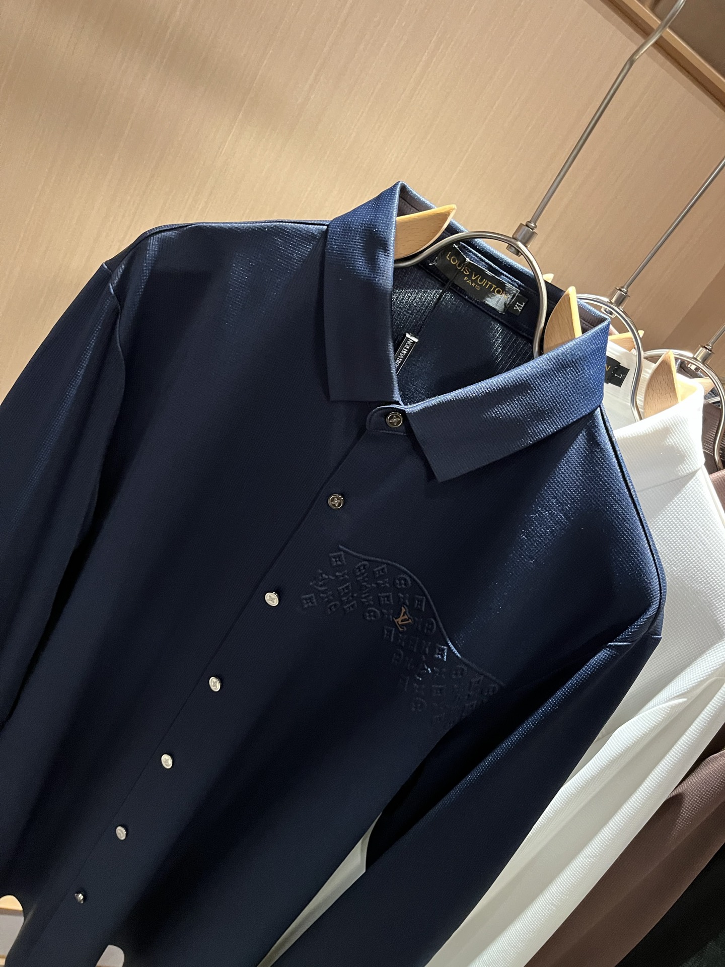 LouisVuitt*路易*登 2025秋冬新品最新男士轻商务翻领衬衣，独一无二面料无痕无触感！！胸前压