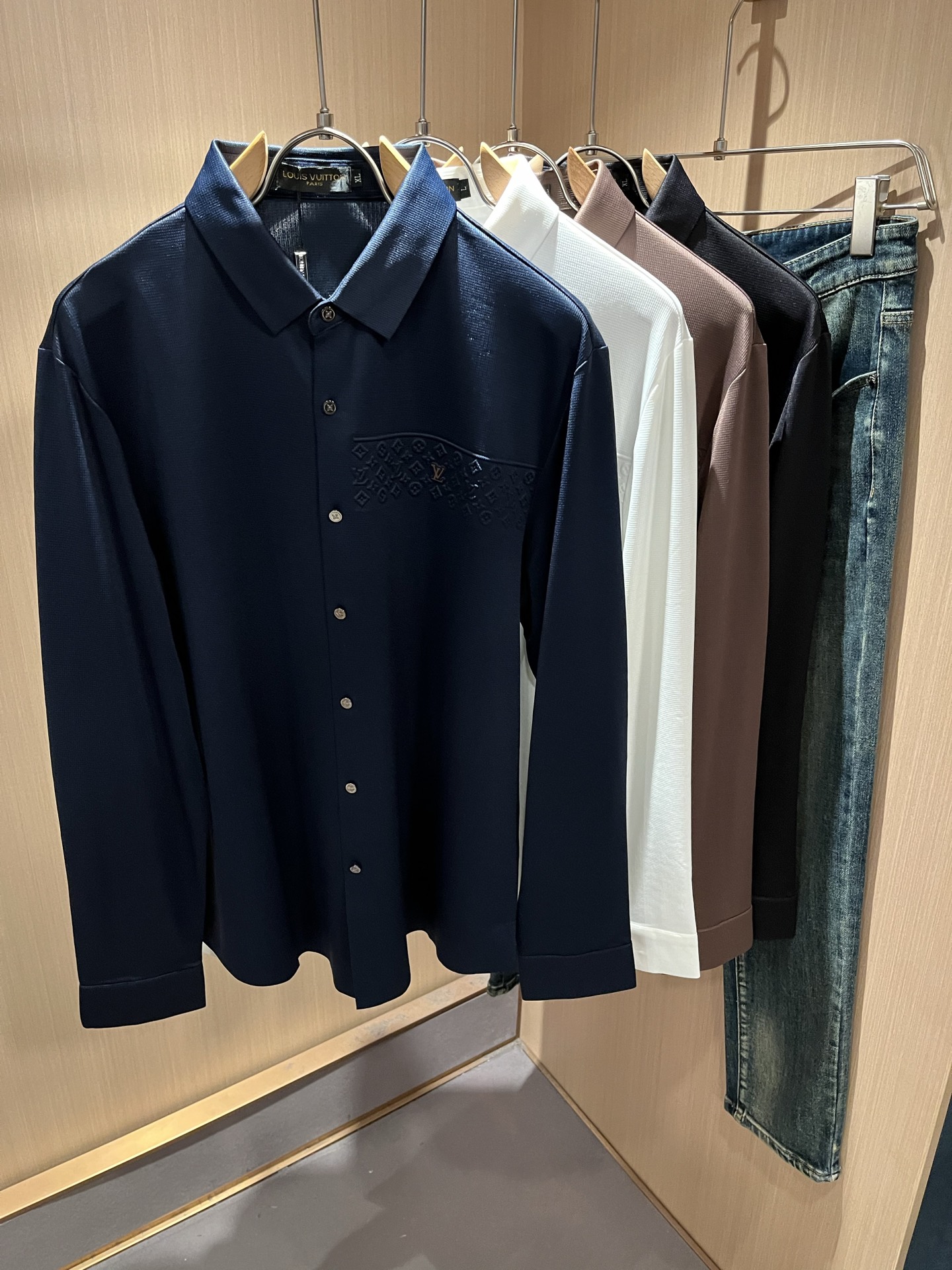 LouisVuitt*路易*登 2025秋冬新品最新男士轻商务翻领衬衣，独一无二面料无痕无触感！！胸前压