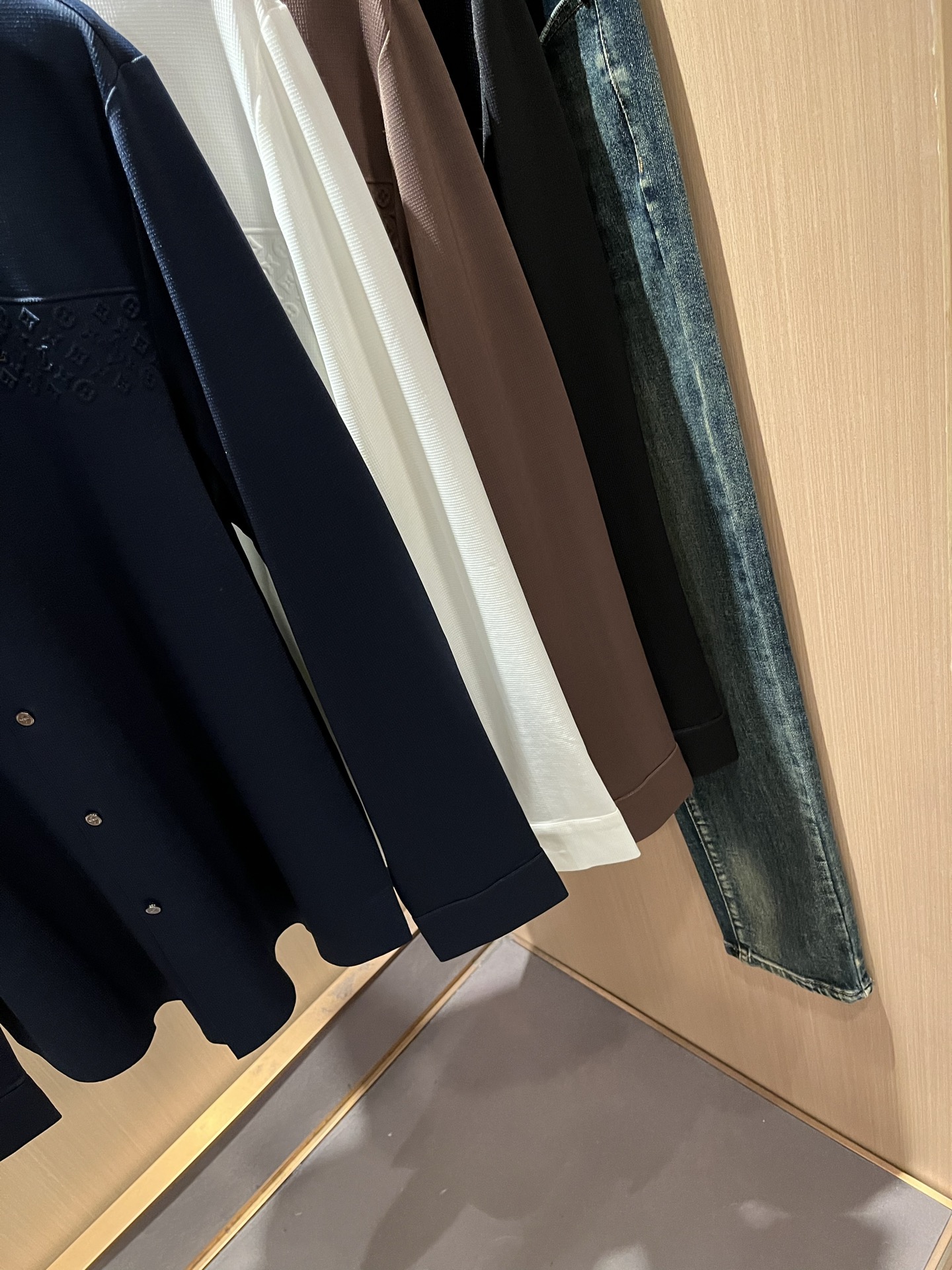 LouisVuitt*路易*登 2025秋冬新品最新男士轻商务翻领衬衣，独一无二面料无痕无触感！！胸前压