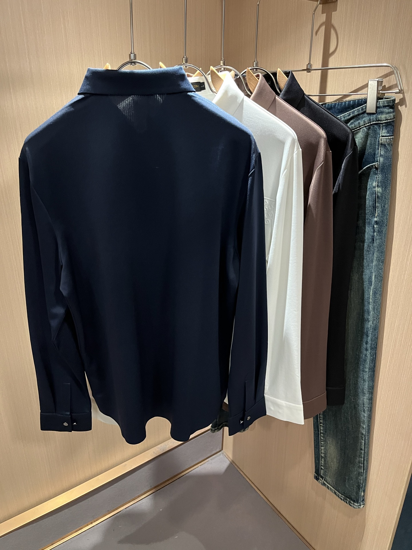 LouisVuitt*路易*登 2025秋冬新品最新男士轻商务翻领衬衣，独一无二面料无痕无触感！！胸前压