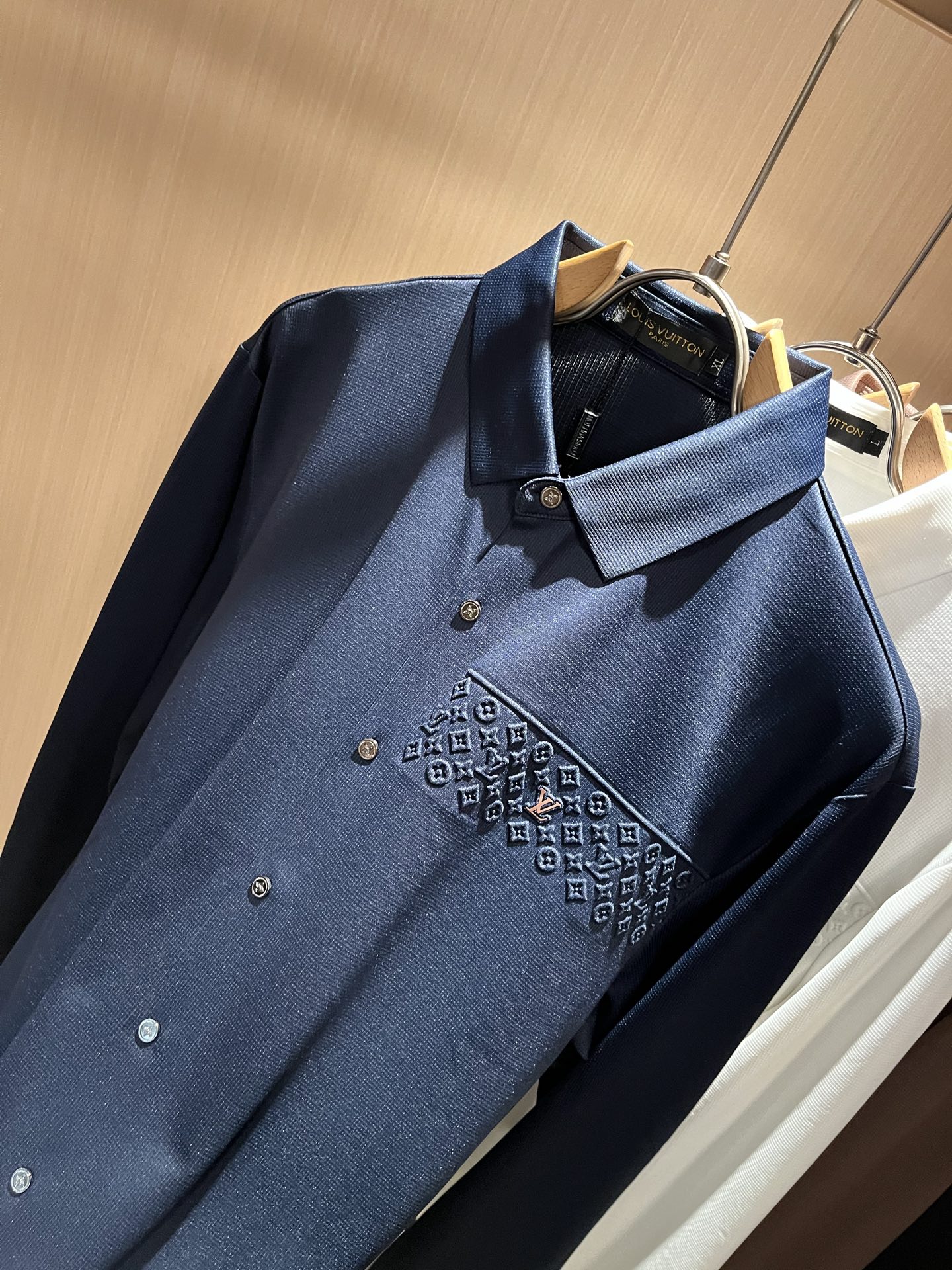 LouisVuitt*路易*登 2025秋冬新品最新男士轻商务翻领衬衣，独一无二面料无痕无触感！！胸前压