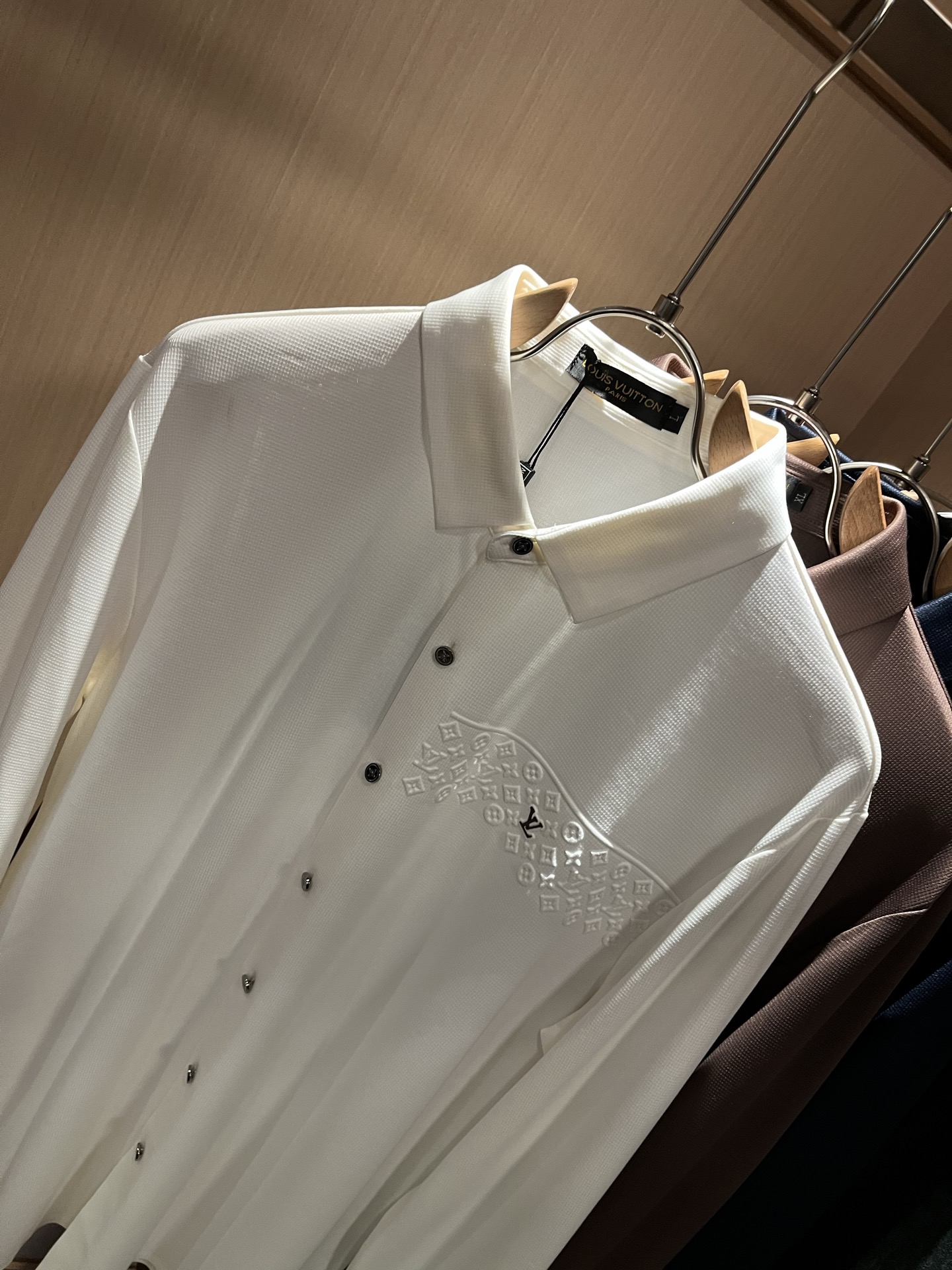 LouisVuitt*路易*登 2025秋冬新品最新男士轻商务翻领衬衣，独一无二面料无痕无触感！！胸前压