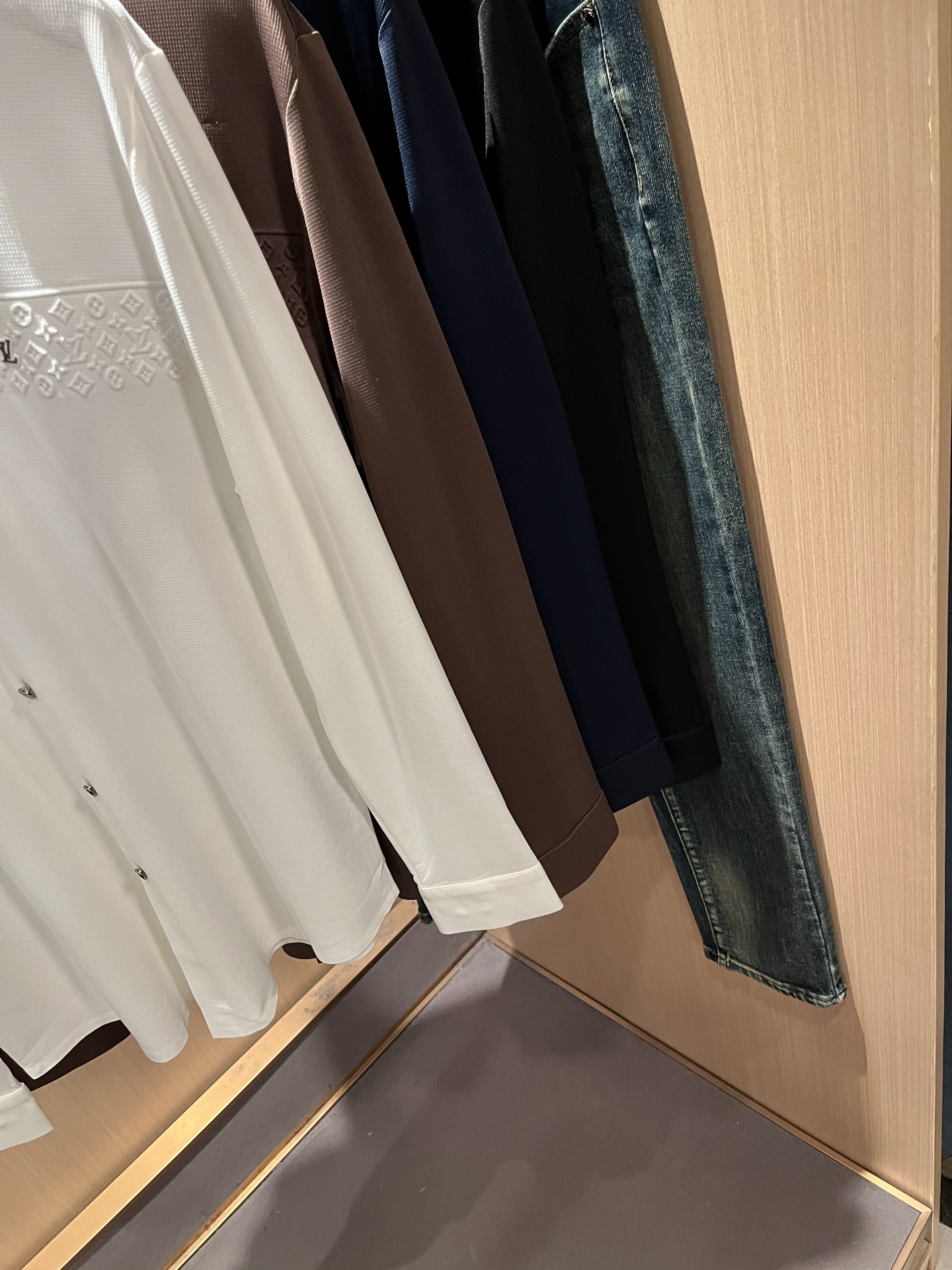 LouisVuitt*路易*登 2025秋冬新品最新男士轻商务翻领衬衣，独一无二面料无痕无触感！！胸前压