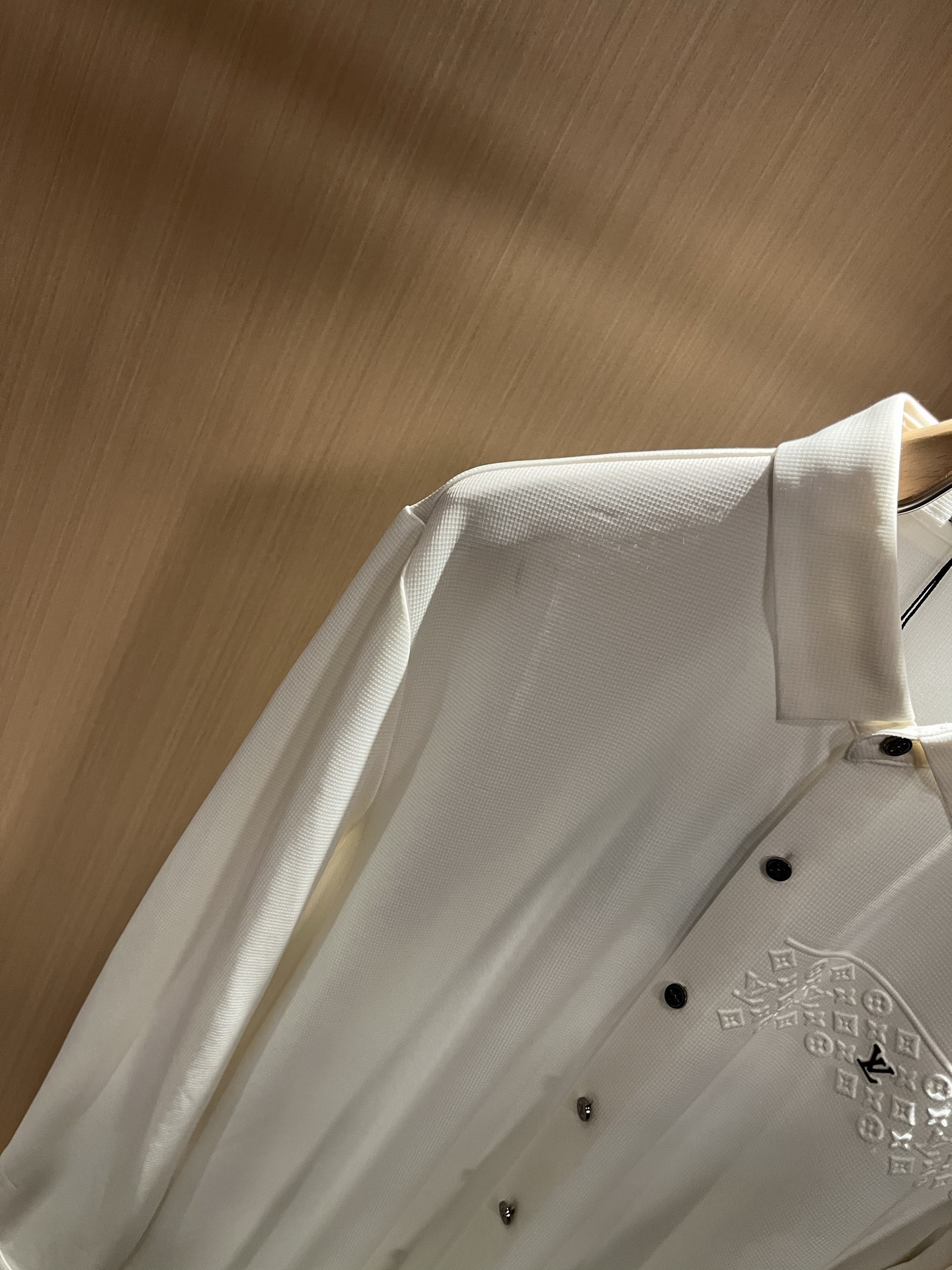 LouisVuitt*路易*登 2025秋冬新品最新男士轻商务翻领衬衣，独一无二面料无痕无触感！！胸前压