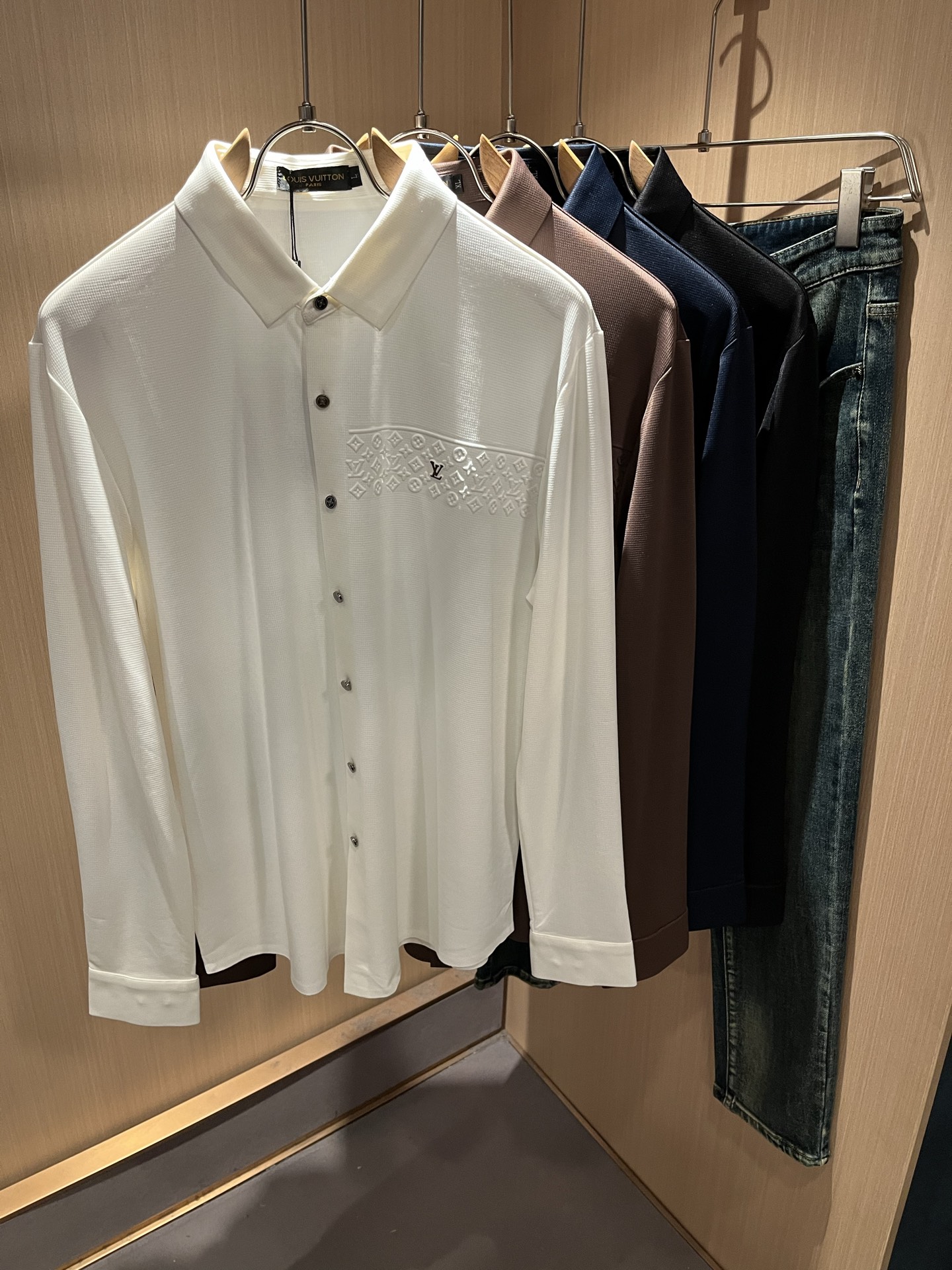 LouisVuitt*路易*登 2025秋冬新品最新男士轻商务翻领衬衣，独一无二面料无痕无触感！！胸前压