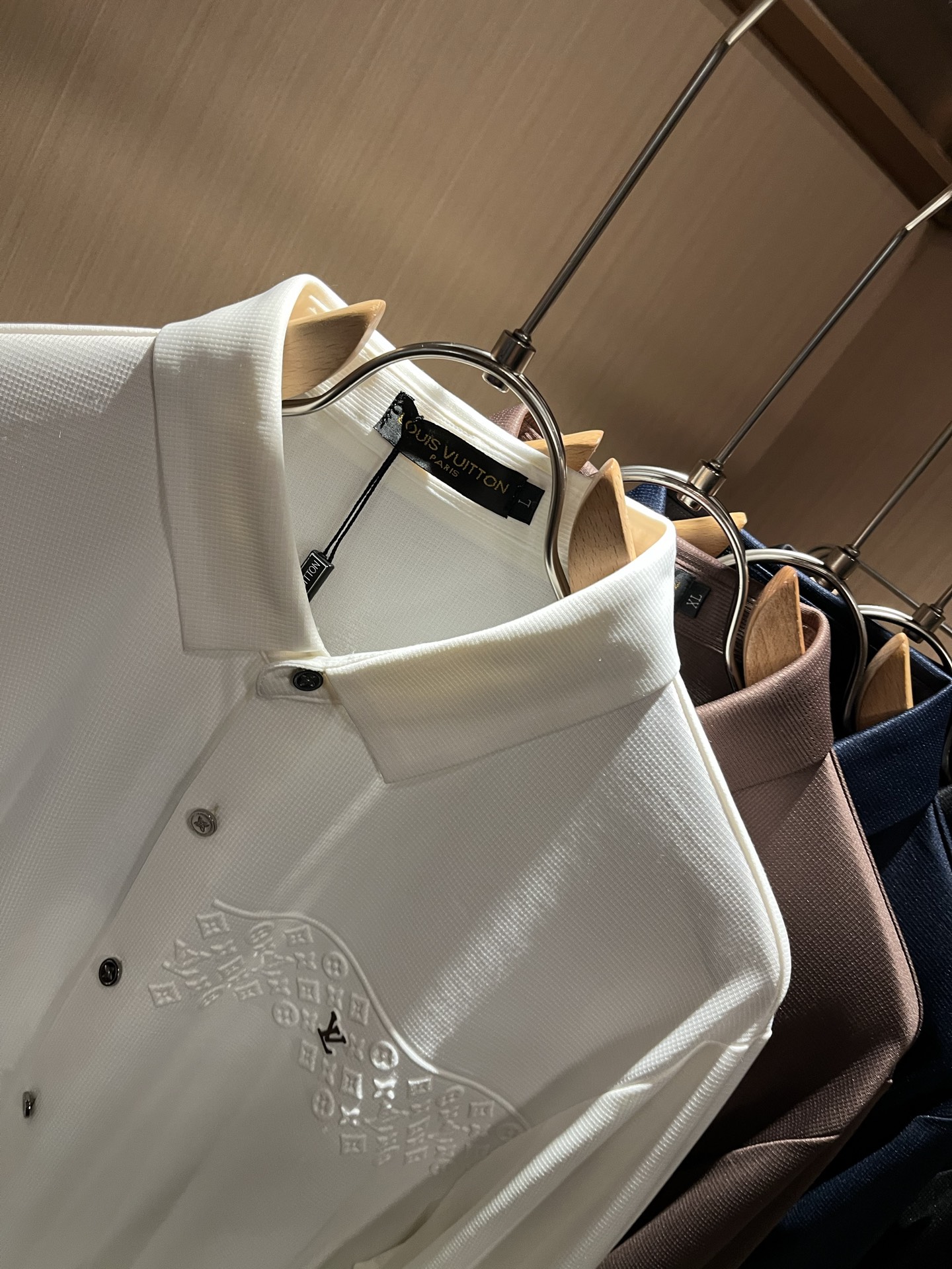 LouisVuitt*路易*登 2025秋冬新品最新男士轻商务翻领衬衣，独一无二面料无痕无触感！！胸前压