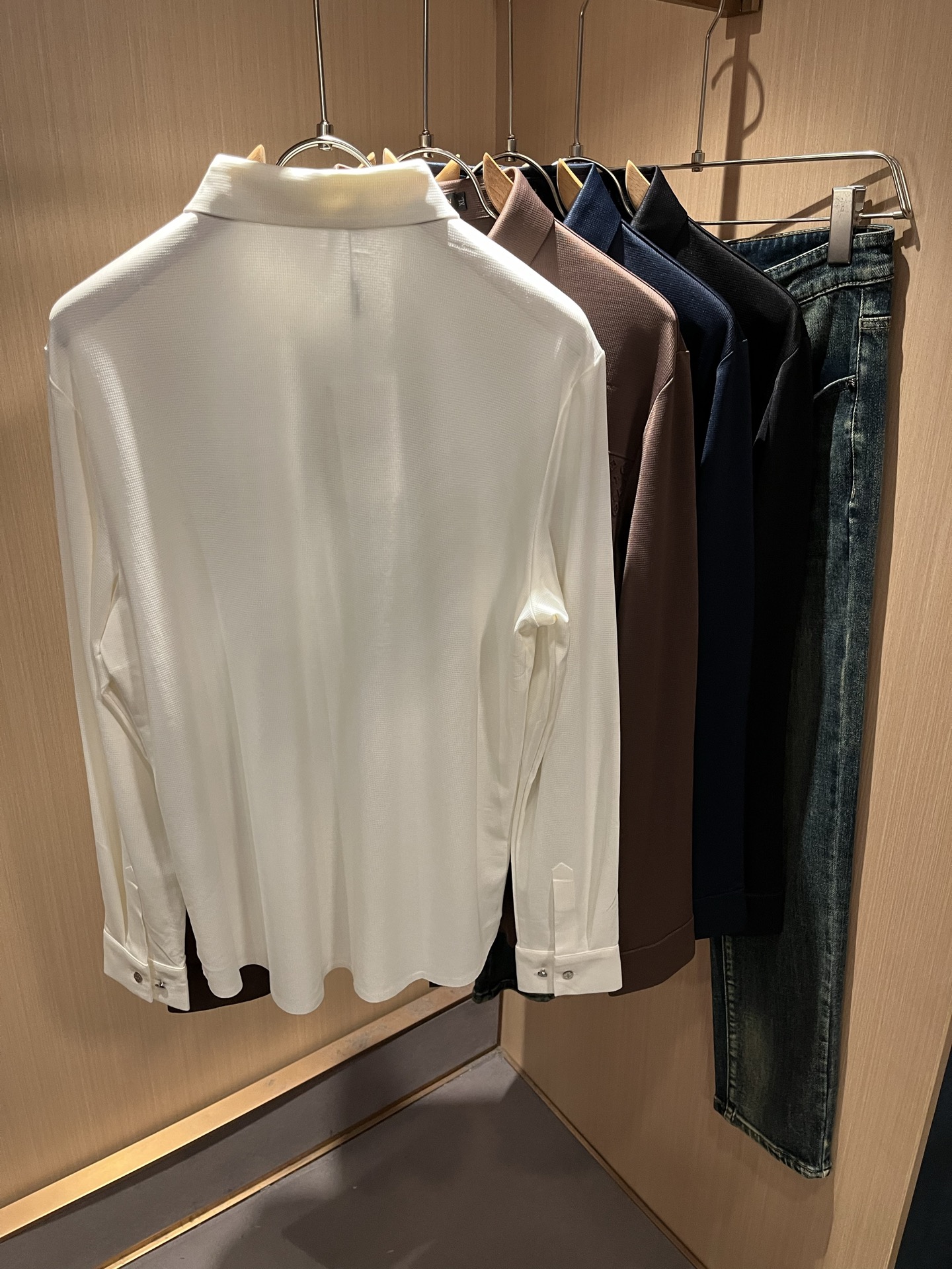 LouisVuitt*路易*登 2025秋冬新品最新男士轻商务翻领衬衣，独一无二面料无痕无触感！！胸前压