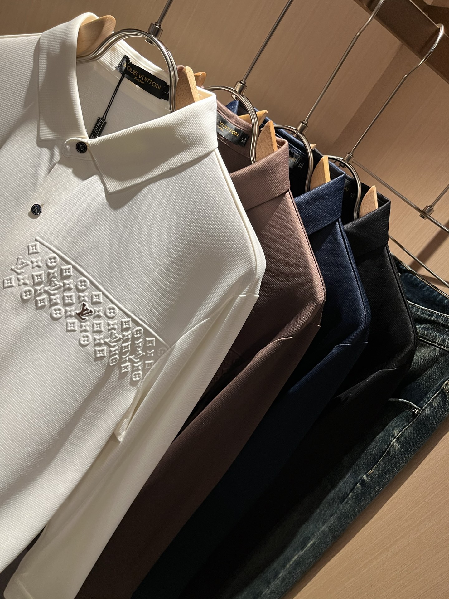 LouisVuitt*路易*登 2025秋冬新品最新男士轻商务翻领衬衣，独一无二面料无痕无触感！！胸前压