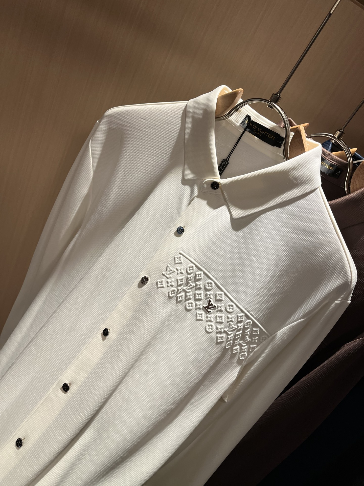 LouisVuitt*路易*登 2025秋冬新品最新男士轻商务翻领衬衣，独一无二面料无痕无触感！！胸前压