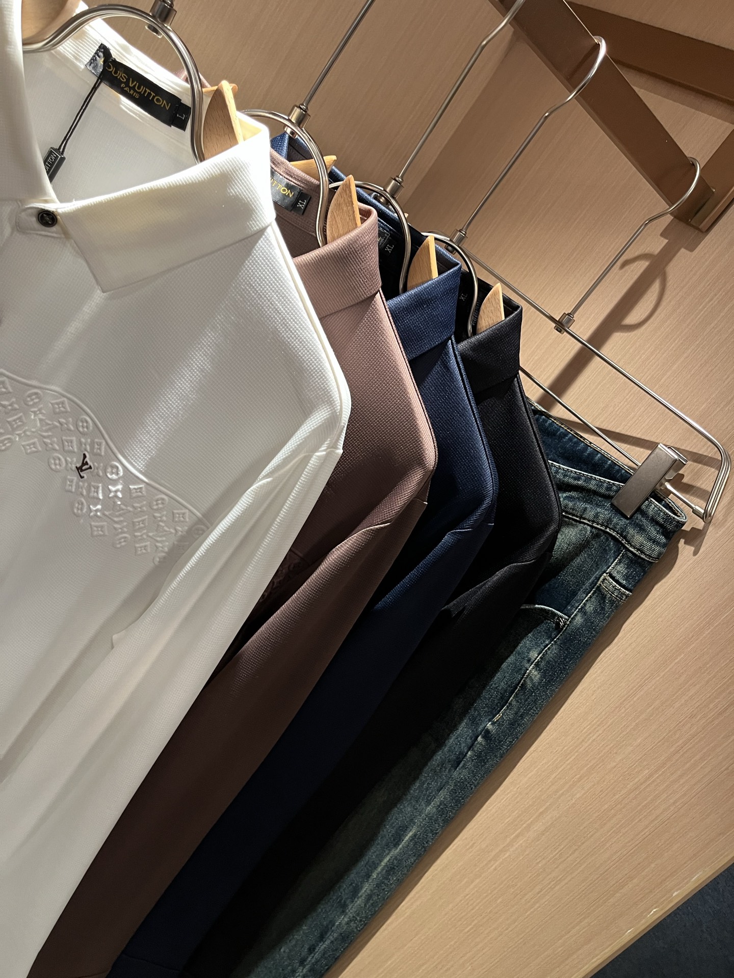 LouisVuitt*路易*登 2025秋冬新品最新男士轻商务翻领衬衣，独一无二面料无痕无触感！！胸前压