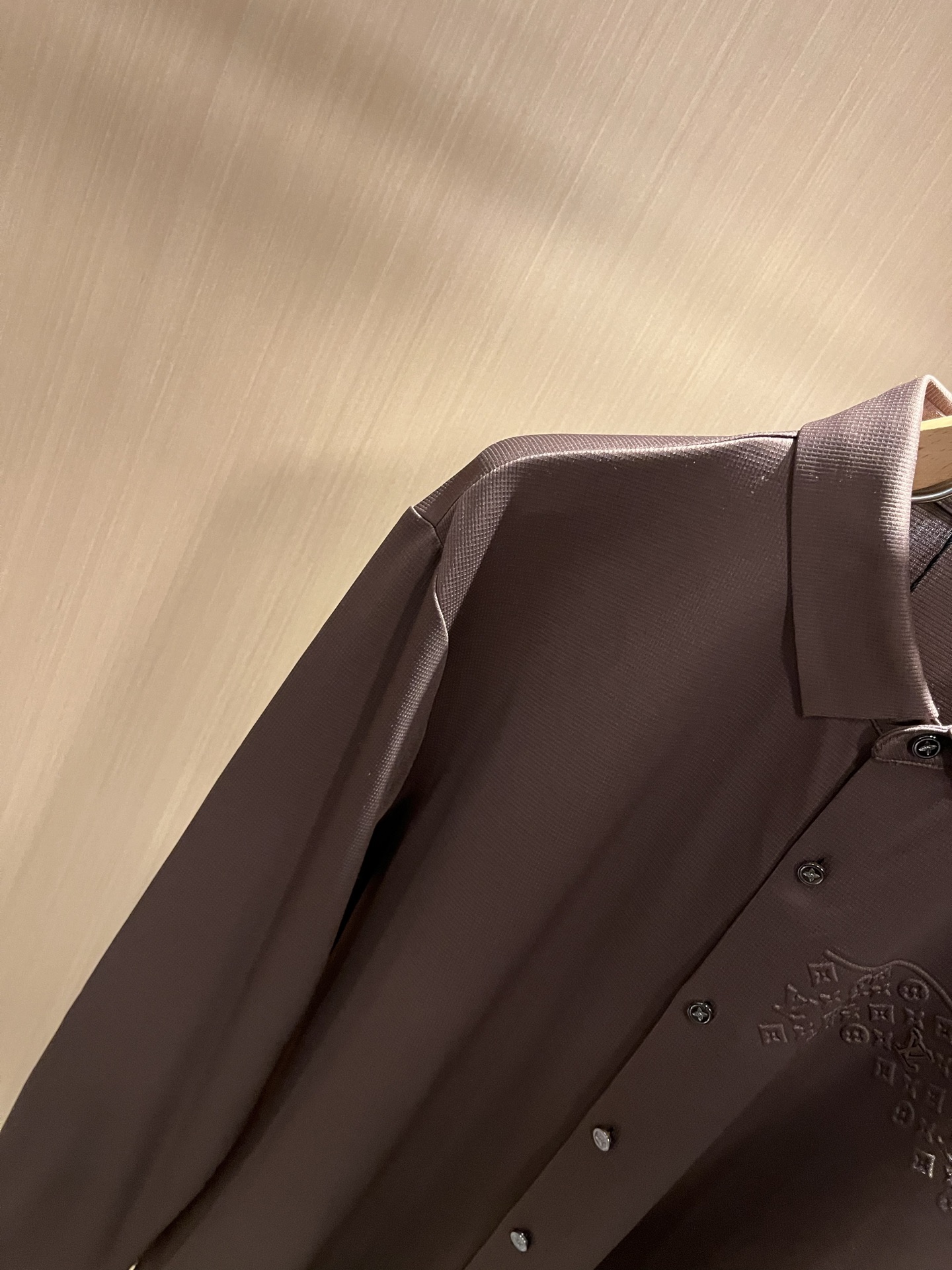 LouisVuitt*路易*登 2025秋冬新品最新男士轻商务翻领衬衣，独一无二面料无痕无触感！！胸前压