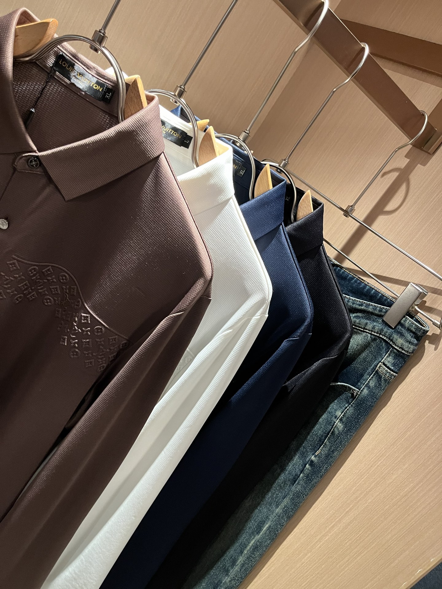 LouisVuitt*路易*登 2025秋冬新品最新男士轻商务翻领衬衣，独一无二面料无痕无触感！！胸前压