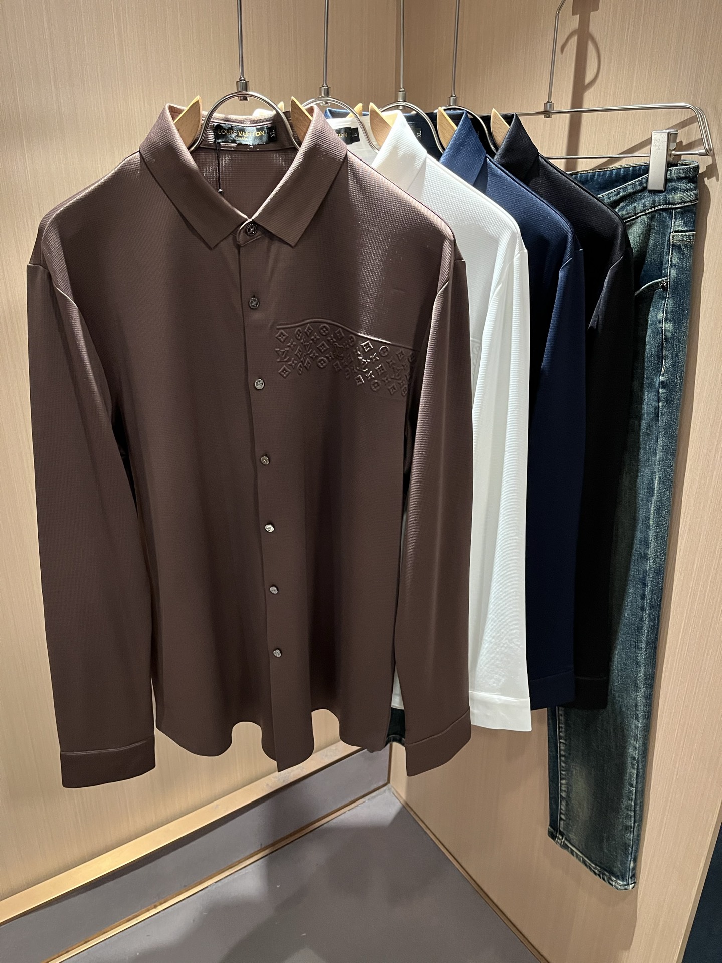 LouisVuitt*路易*登 2025秋冬新品最新男士轻商务翻领衬衣，独一无二面料无痕无触感！！胸前压