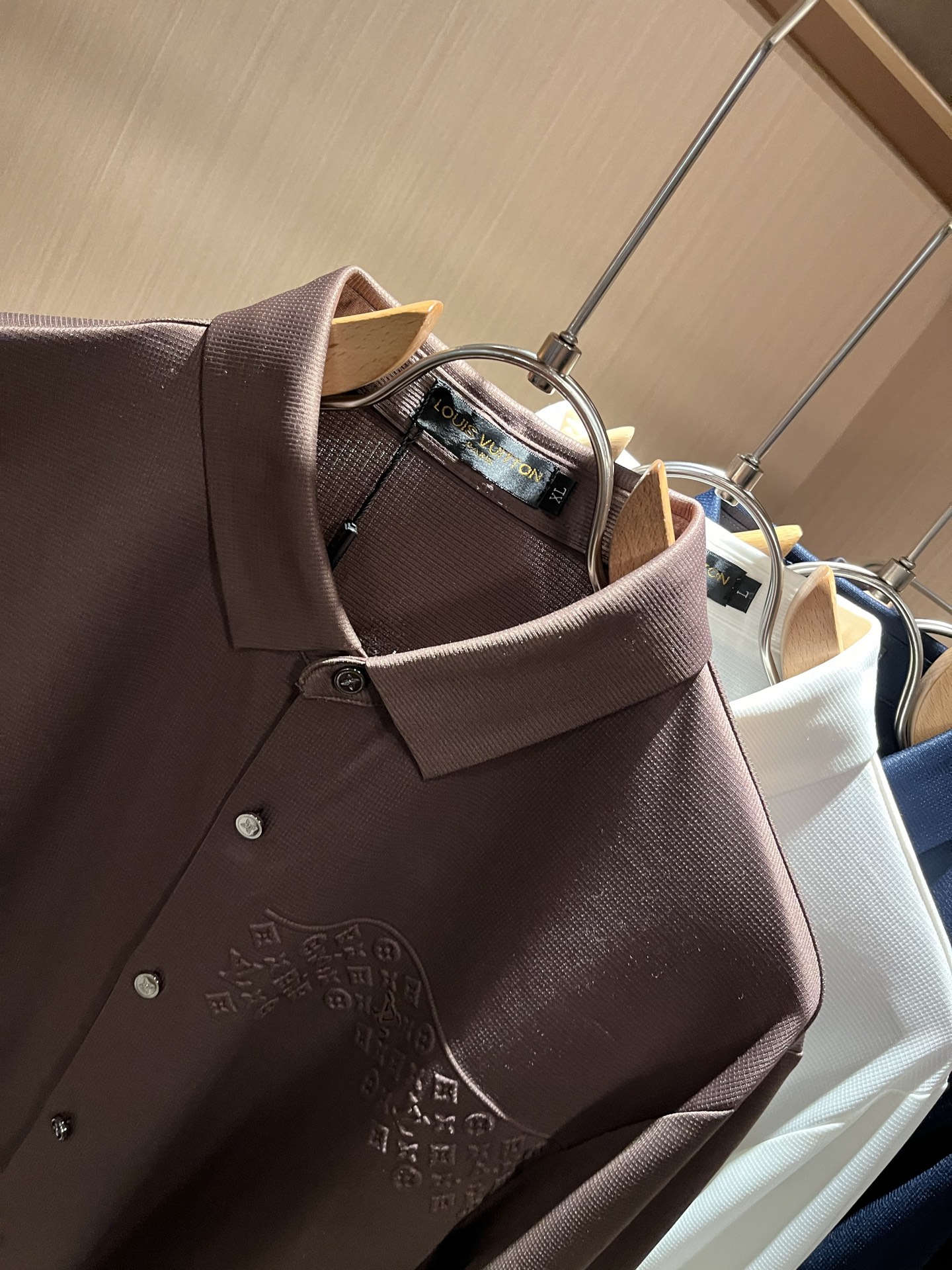 LouisVuitt*路易*登 2025秋冬新品最新男士轻商务翻领衬衣，独一无二面料无痕无触感！！胸前压