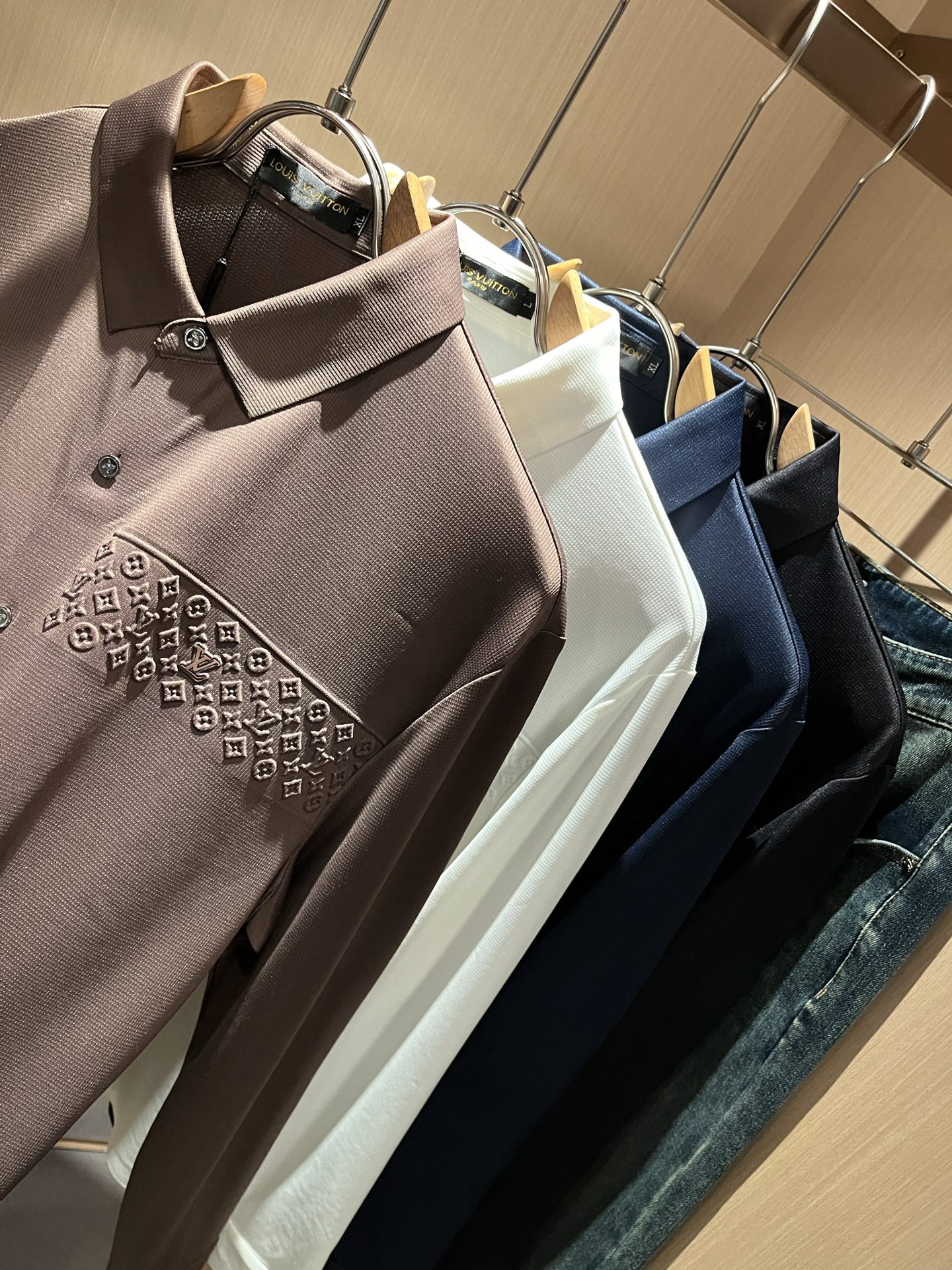 LouisVuitt*路易*登 2025秋冬新品最新男士轻商务翻领衬衣，独一无二面料无痕无触感！！胸前压