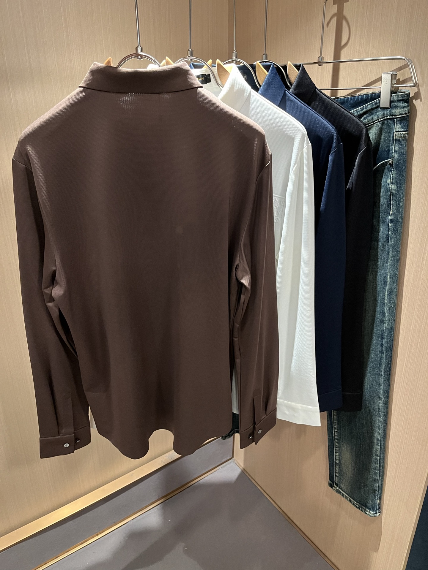 LouisVuitt*路易*登 2025秋冬新品最新男士轻商务翻领衬衣，独一无二面料无痕无触感！！胸前压