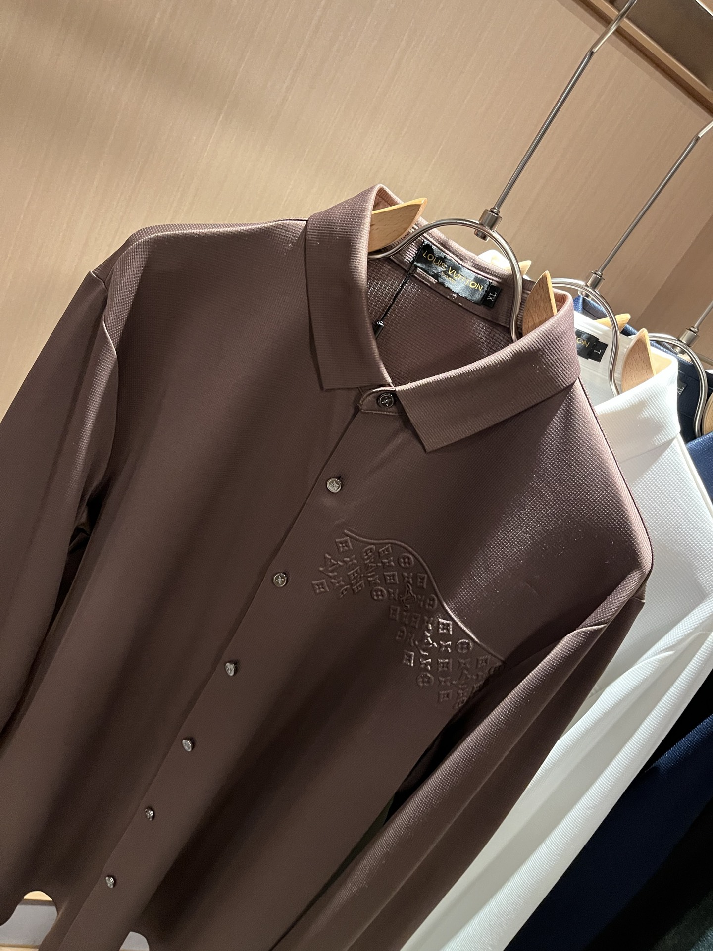 LouisVuitt*路易*登 2025秋冬新品最新男士轻商务翻领衬衣，独一无二面料无痕无触感！！胸前压