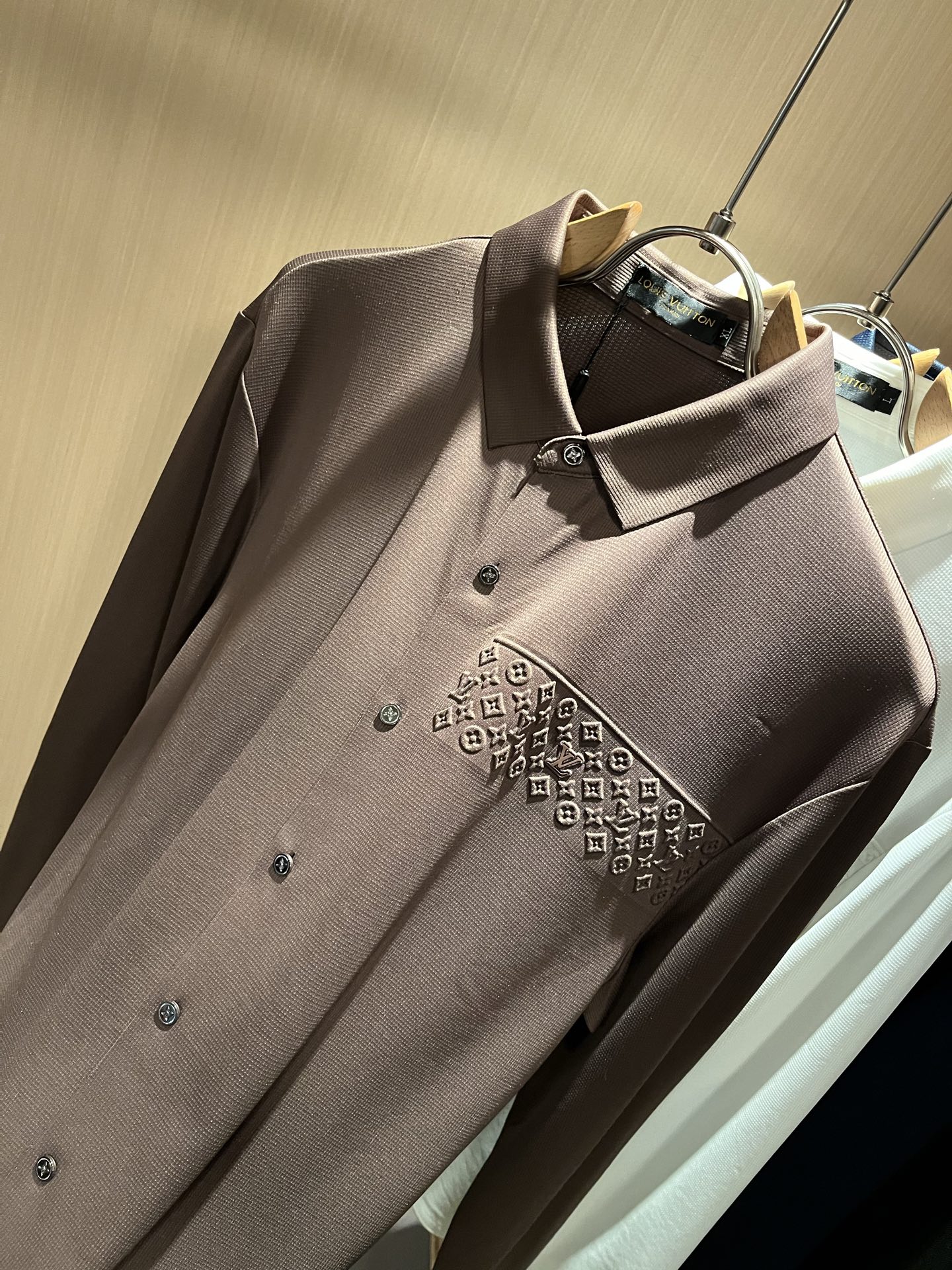 LouisVuitt*路易*登 2025秋冬新品最新男士轻商务翻领衬衣，独一无二面料无痕无触感！！胸前压