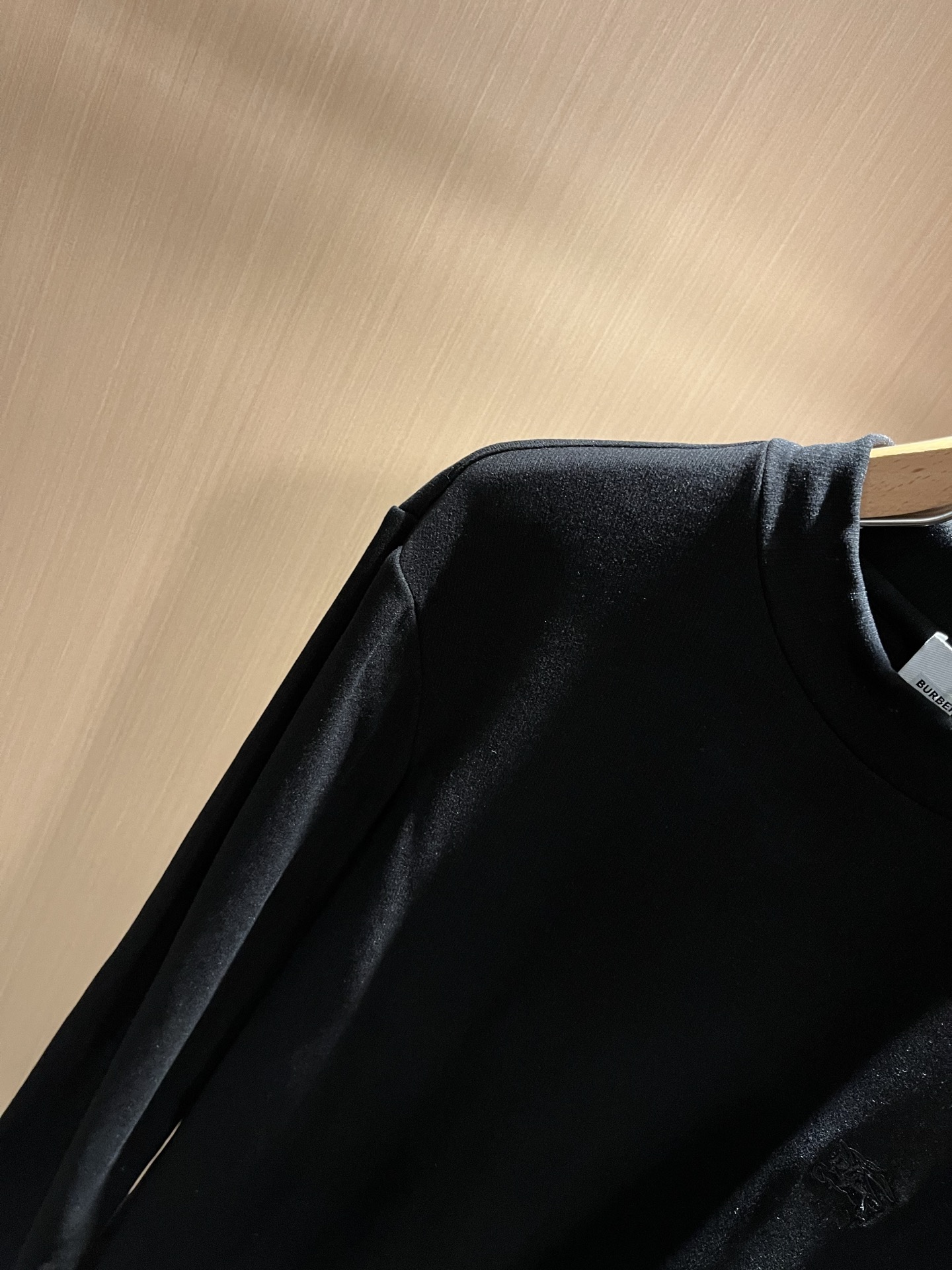 Bur*erry 巴*莉 2025秋冬新款男士长袖打底，品牌最新设计元素！既不单调也不复杂,恰到好处的展