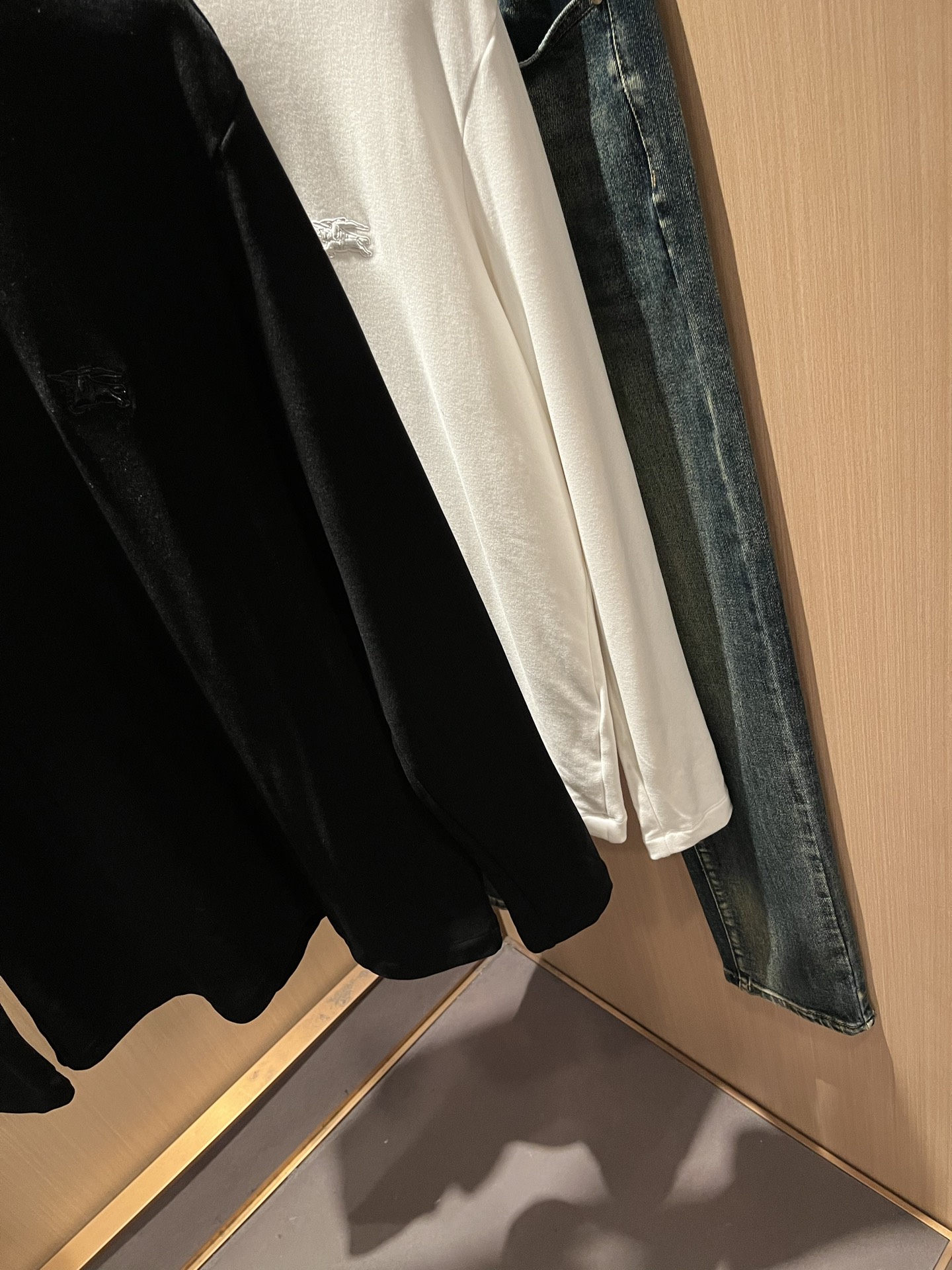 Bur*erry 巴*莉 2025秋冬新款男士长袖打底，品牌最新设计元素！既不单调也不复杂,恰到好处的展