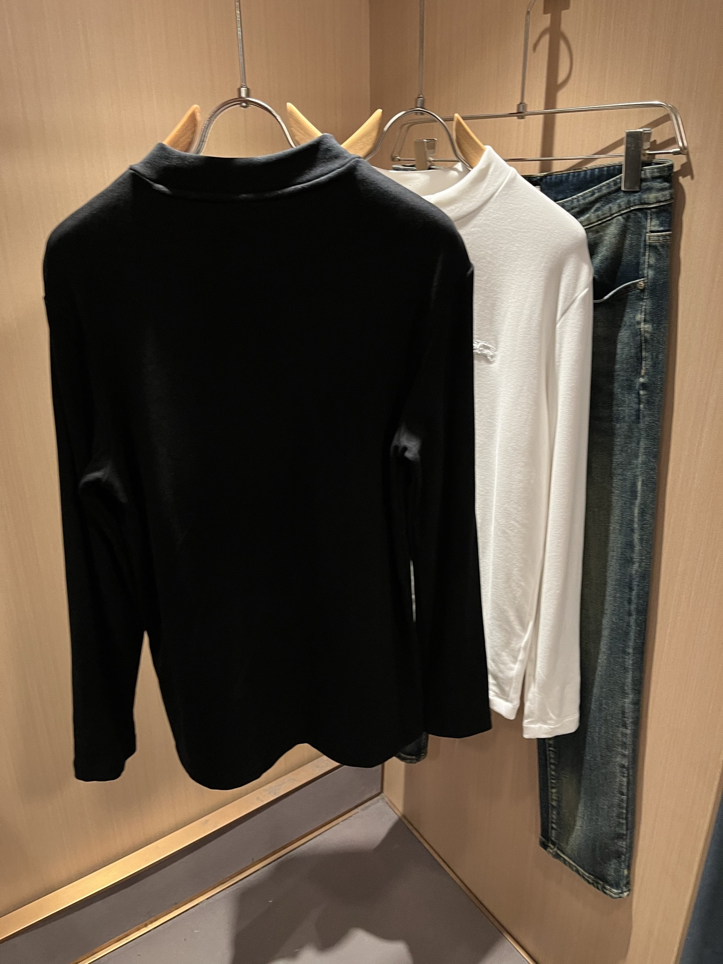 Bur*erry 巴*莉 2025秋冬新款男士长袖打底，品牌最新设计元素！既不单调也不复杂,恰到好处的展