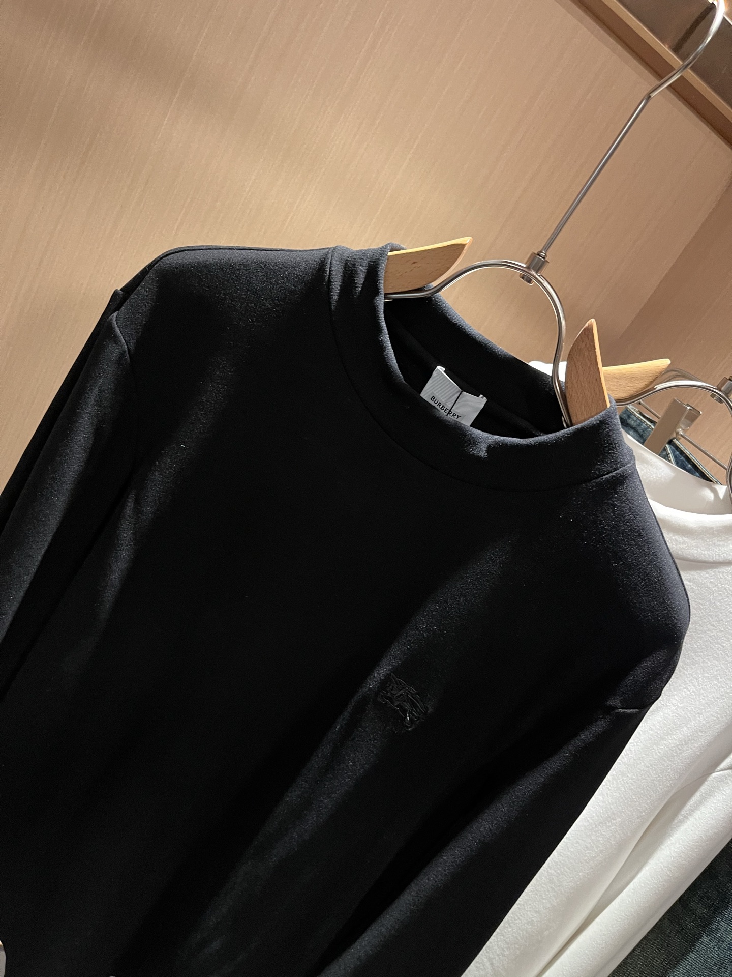 Bur*erry 巴*莉 2025秋冬新款男士长袖打底，品牌最新设计元素！既不单调也不复杂,恰到好处的展