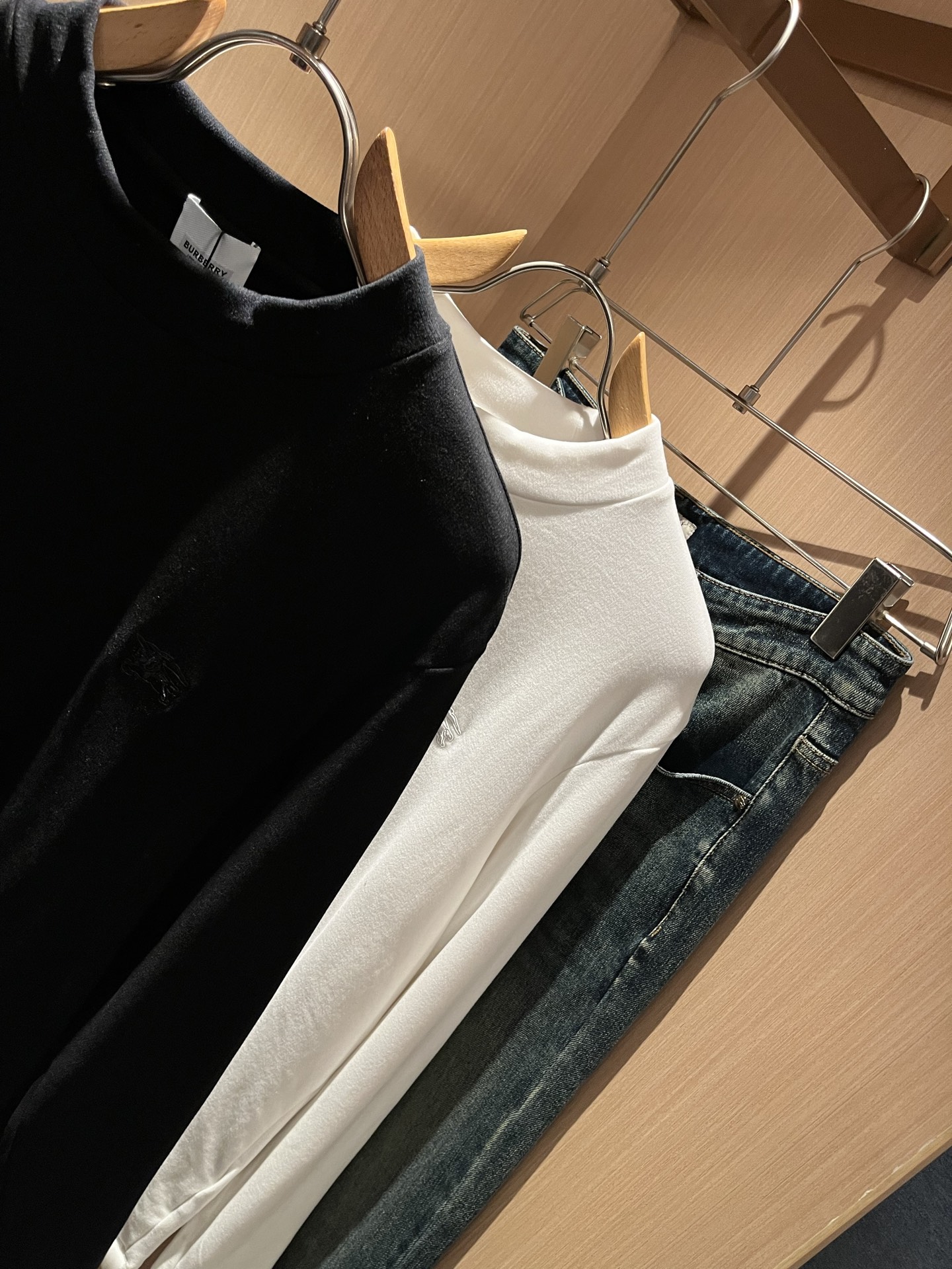 Bur*erry 巴*莉 2025秋冬新款男士长袖打底，品牌最新设计元素！既不单调也不复杂,恰到好处的展